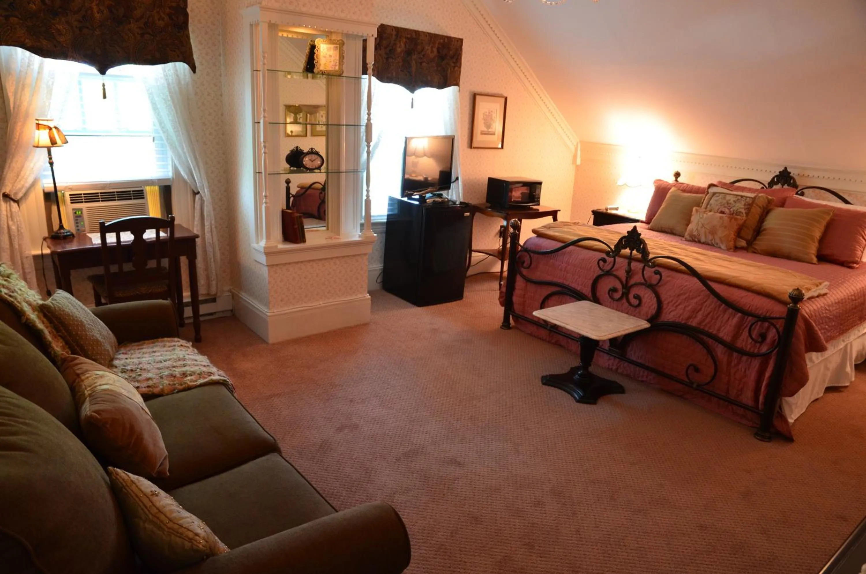 Photo of the whole room, Bed in Victoria Inn