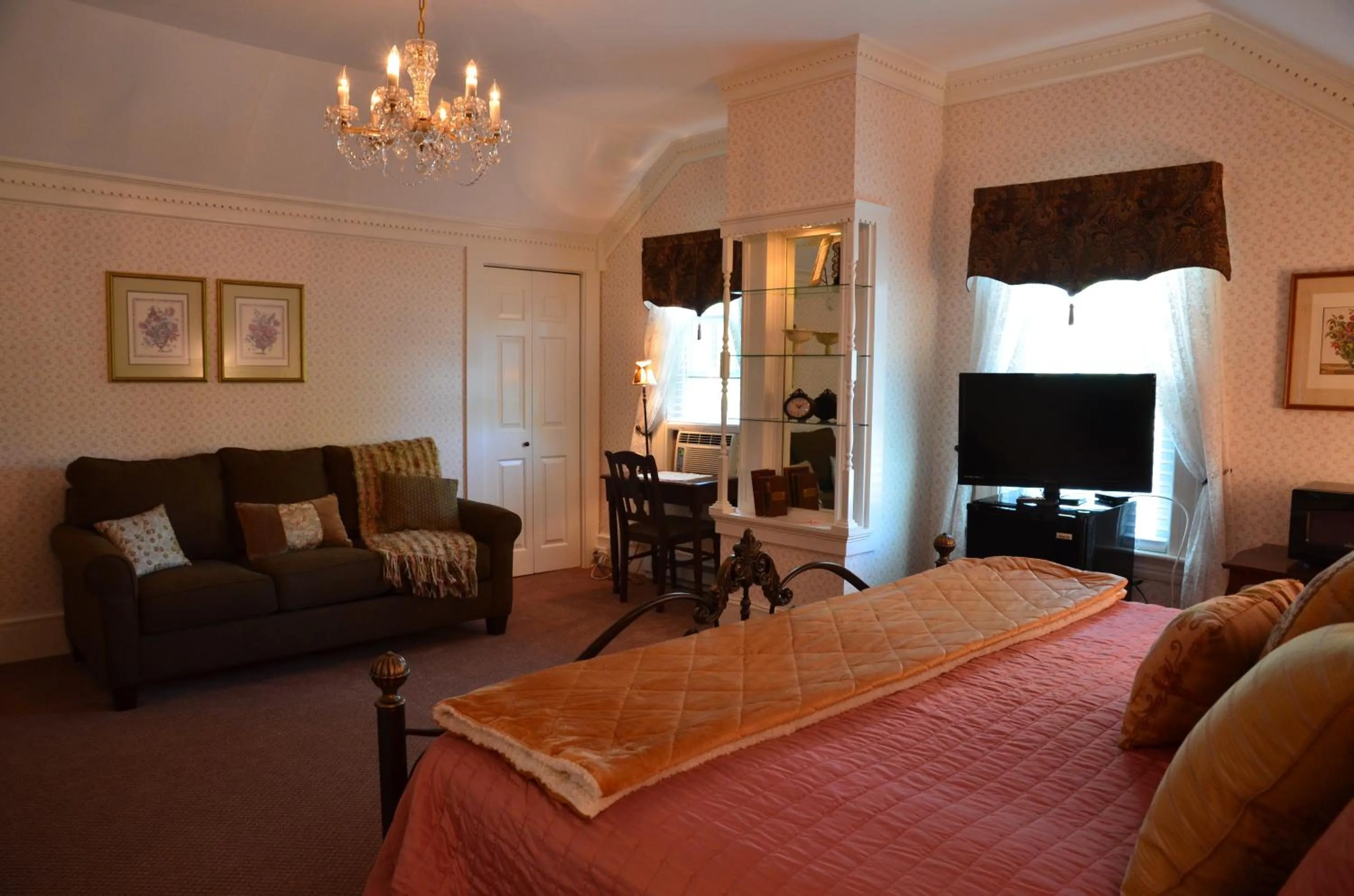 Photo of the whole room, Bed in Victoria Inn