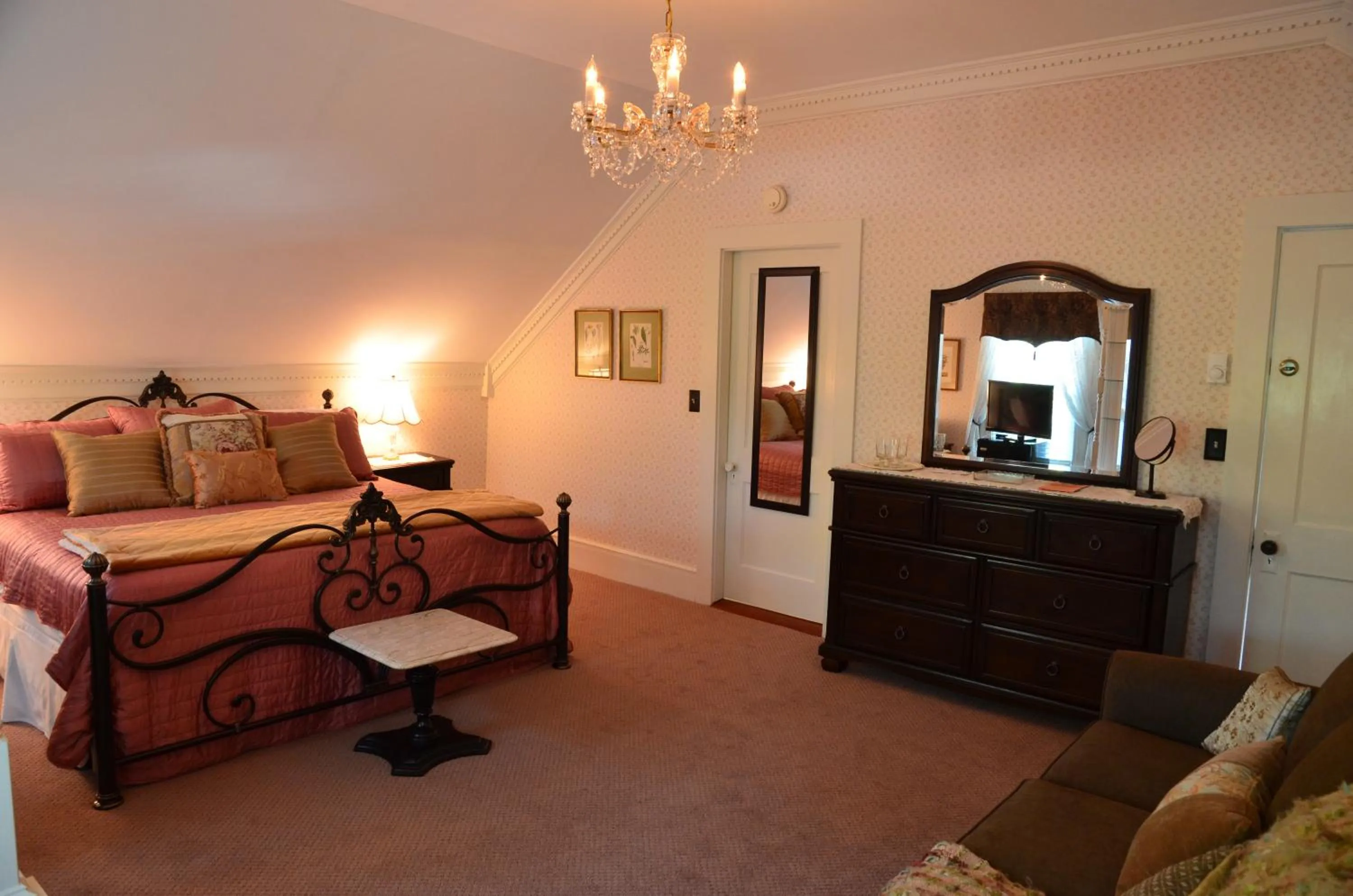 Seating area, Bed in Victoria Inn