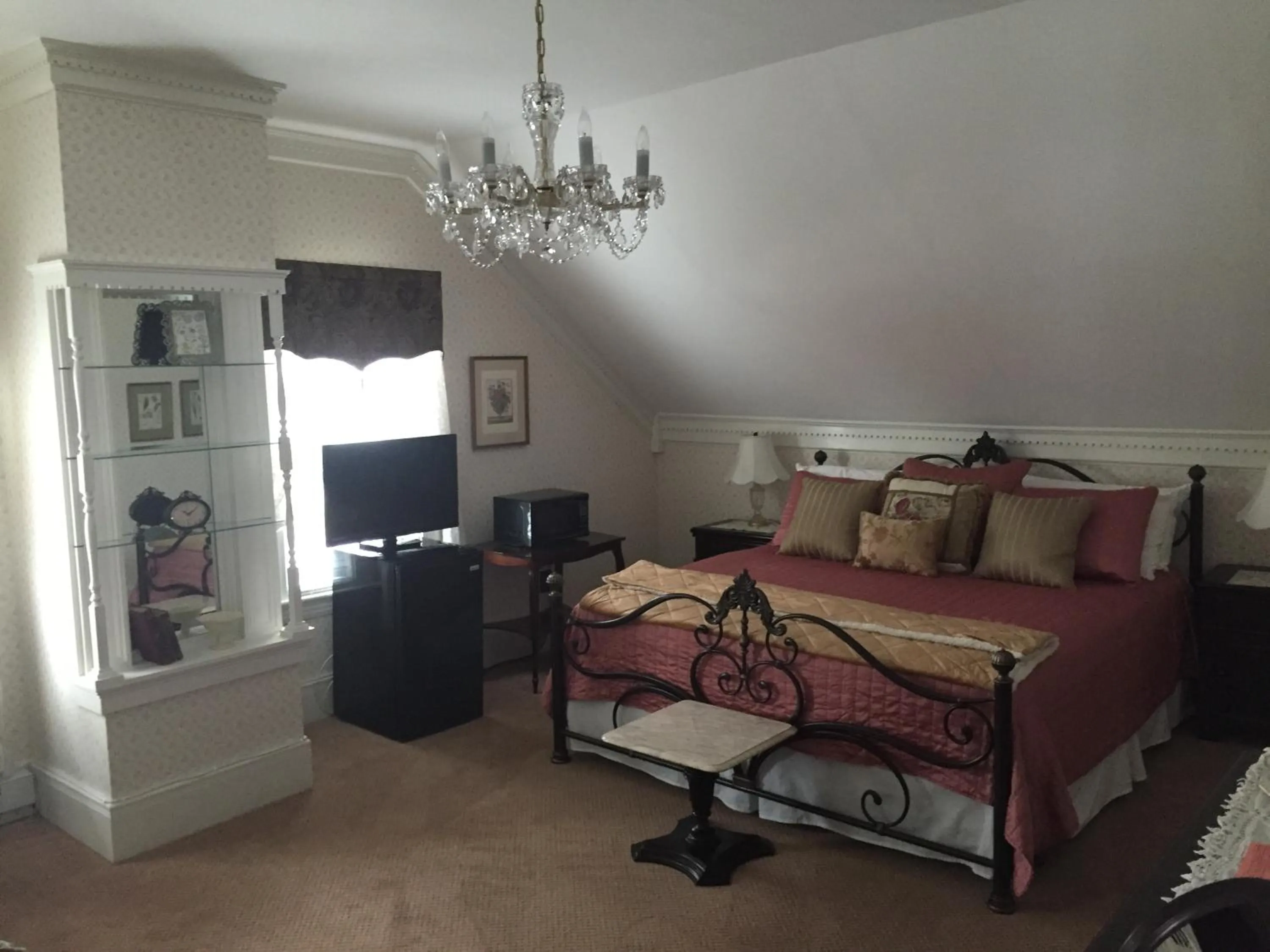 Photo of the whole room, Bed in Victoria Inn