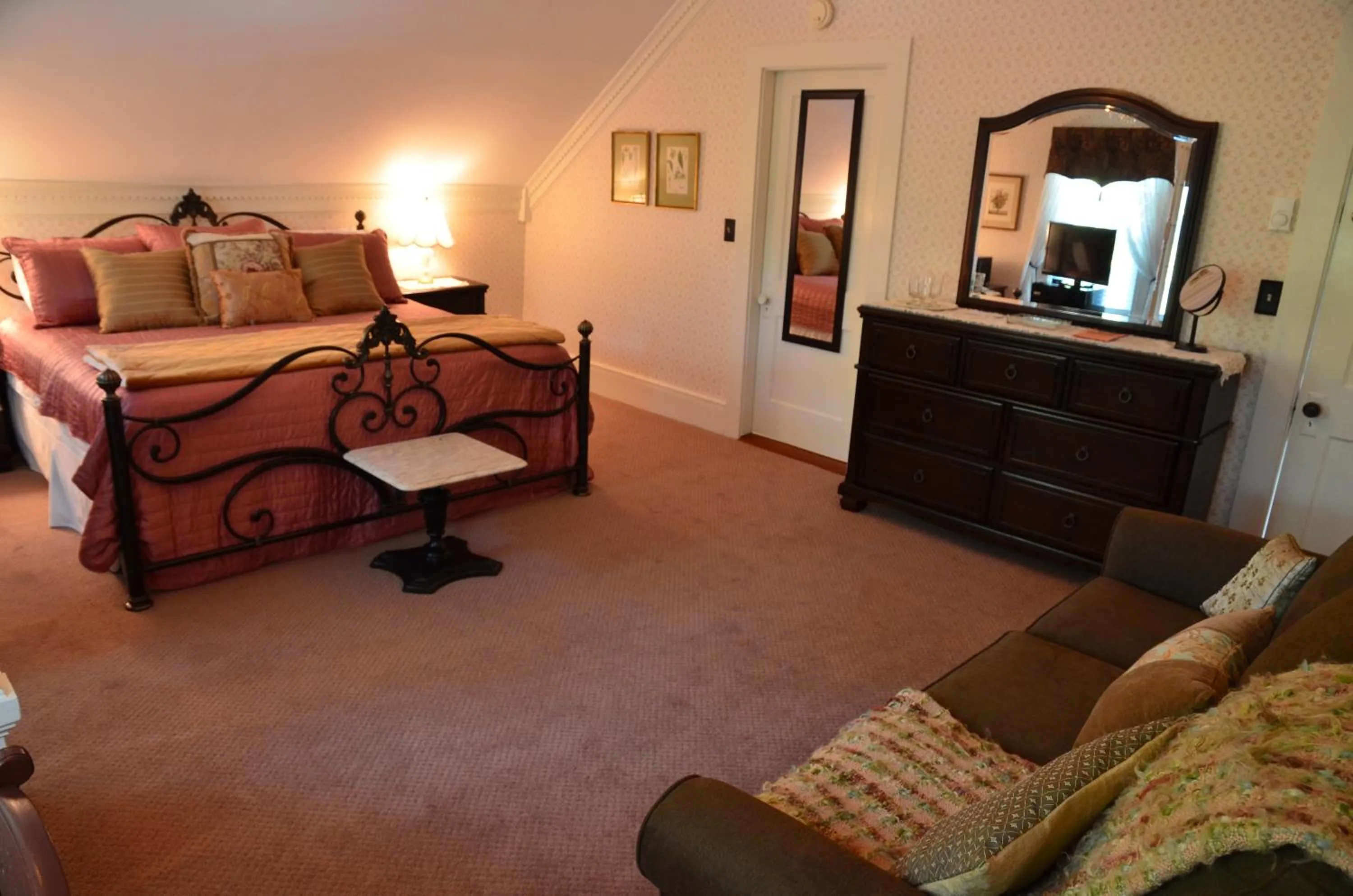 Photo of the whole room, Bed in Victoria Inn