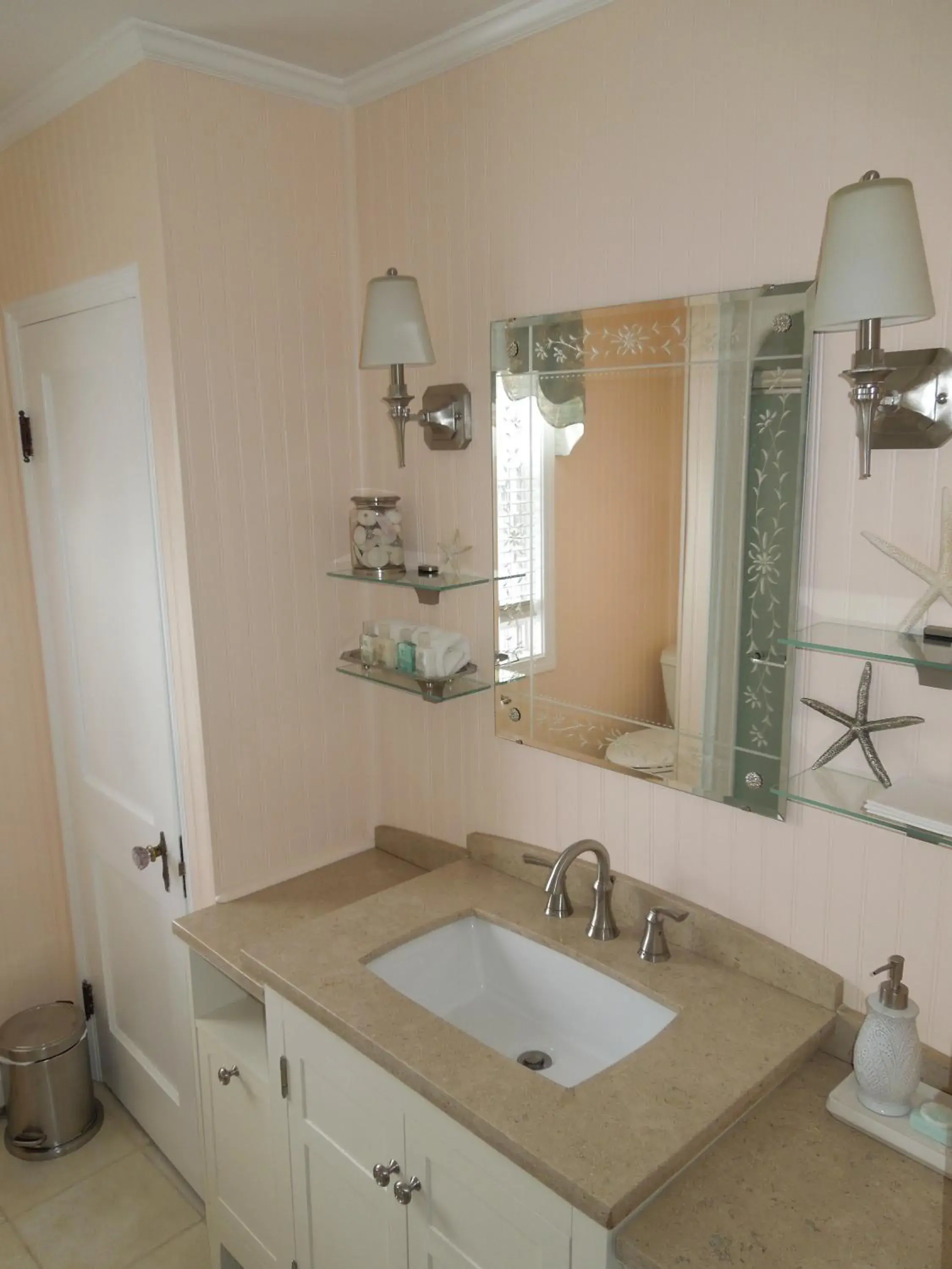 Queen Room with Shared Bathroom in Victoria Inn Queen Room with Shared Bathroom in Victoria Inn