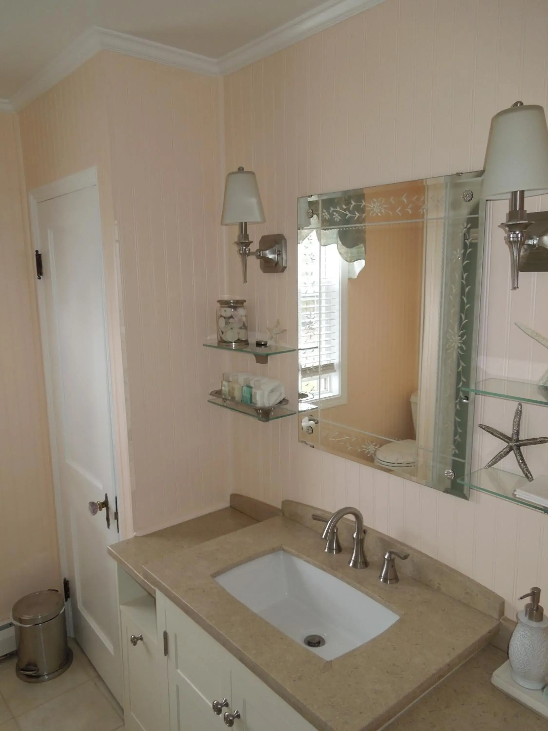 Queen Room with 2 Queen Beds with Shared Bathroom in Victoria Inn Queen Room with 2 Queen Beds with Shared Bathroom in Victoria Inn