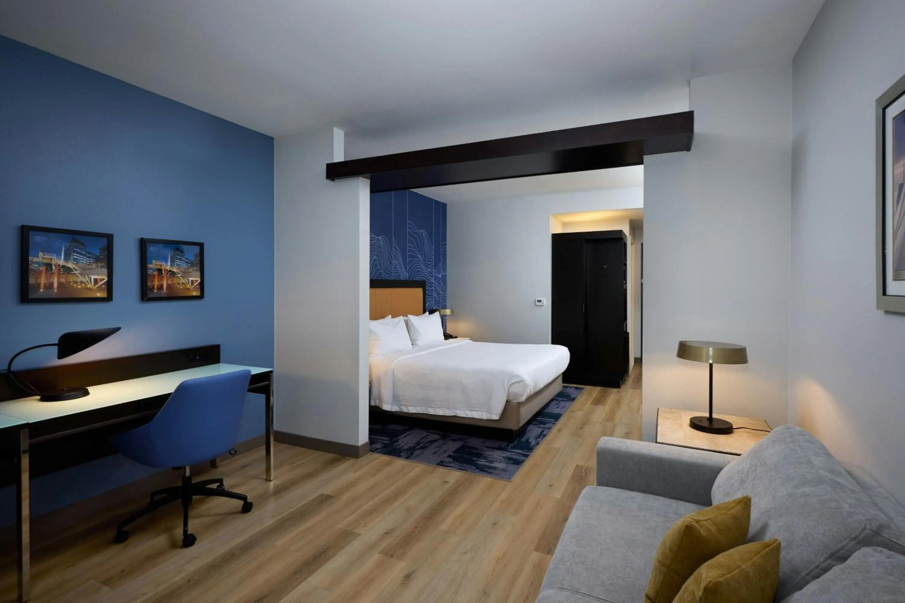 Living room, Bed in Fairfield Inn & Suites by Marriott Denver Downtown