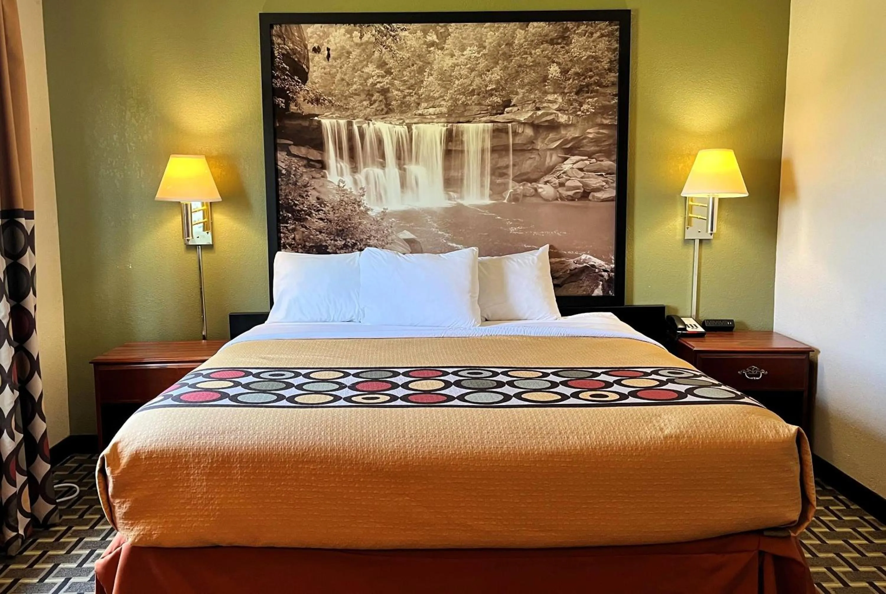 Photo of the whole room, Bed in Super 8 by Wyndham Madison IN