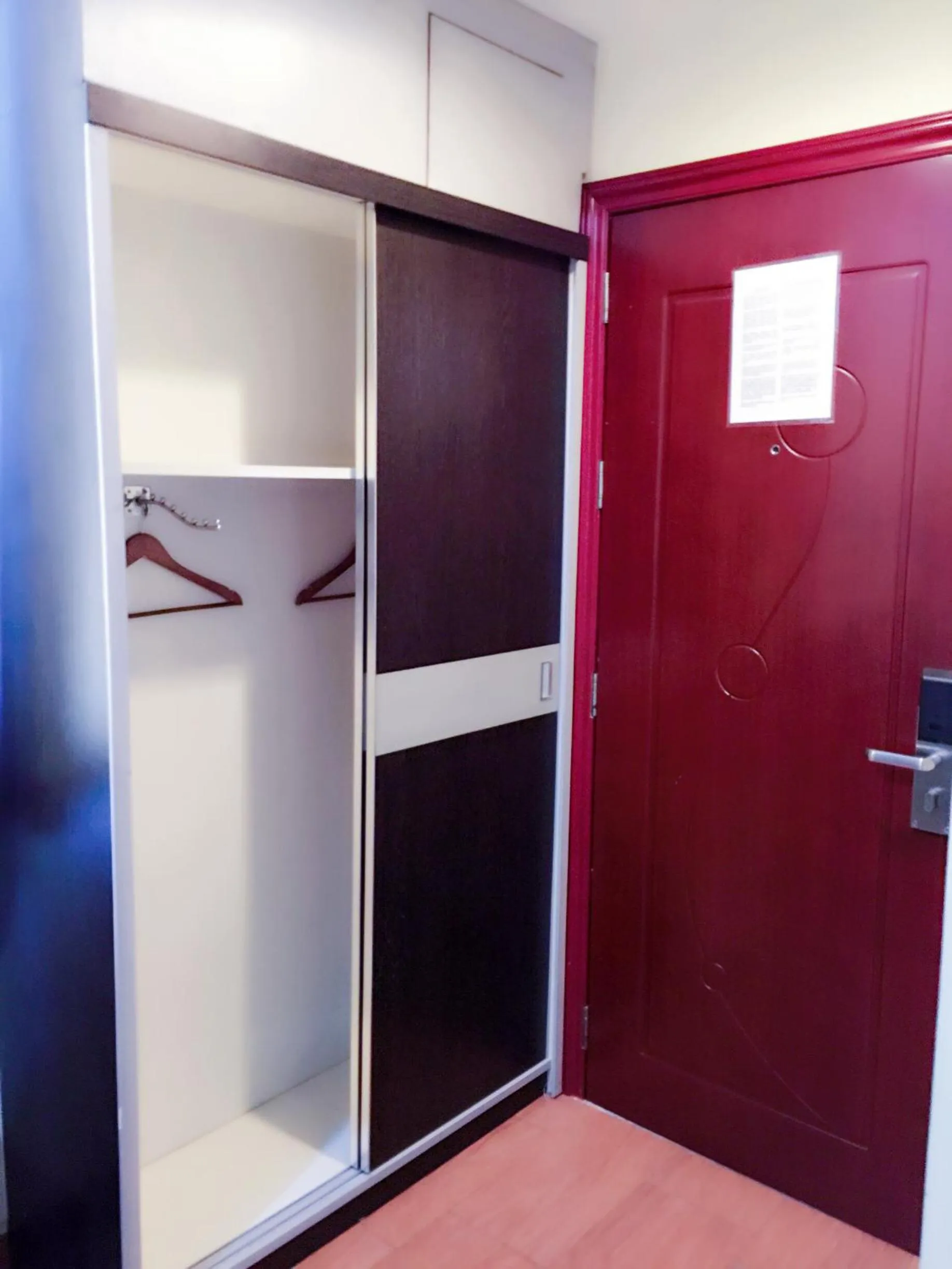 wardrobe in De Best Hotel