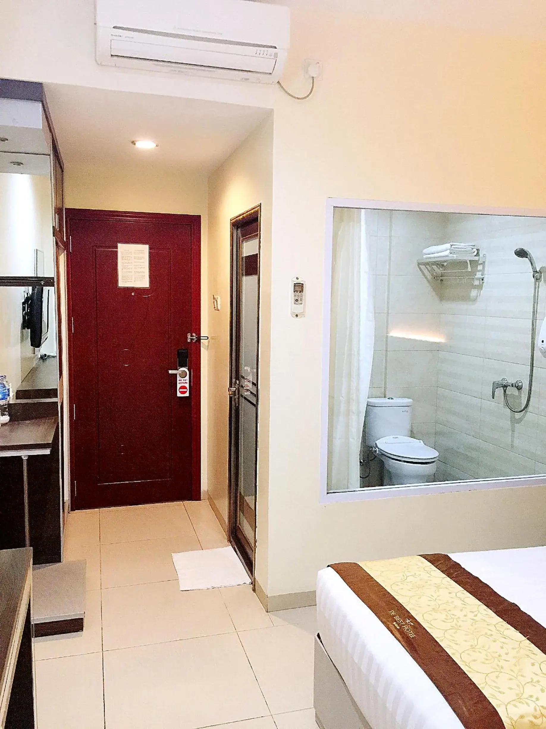 Shower, Bed in De Best Hotel Shower, Bed in De Best Hotel