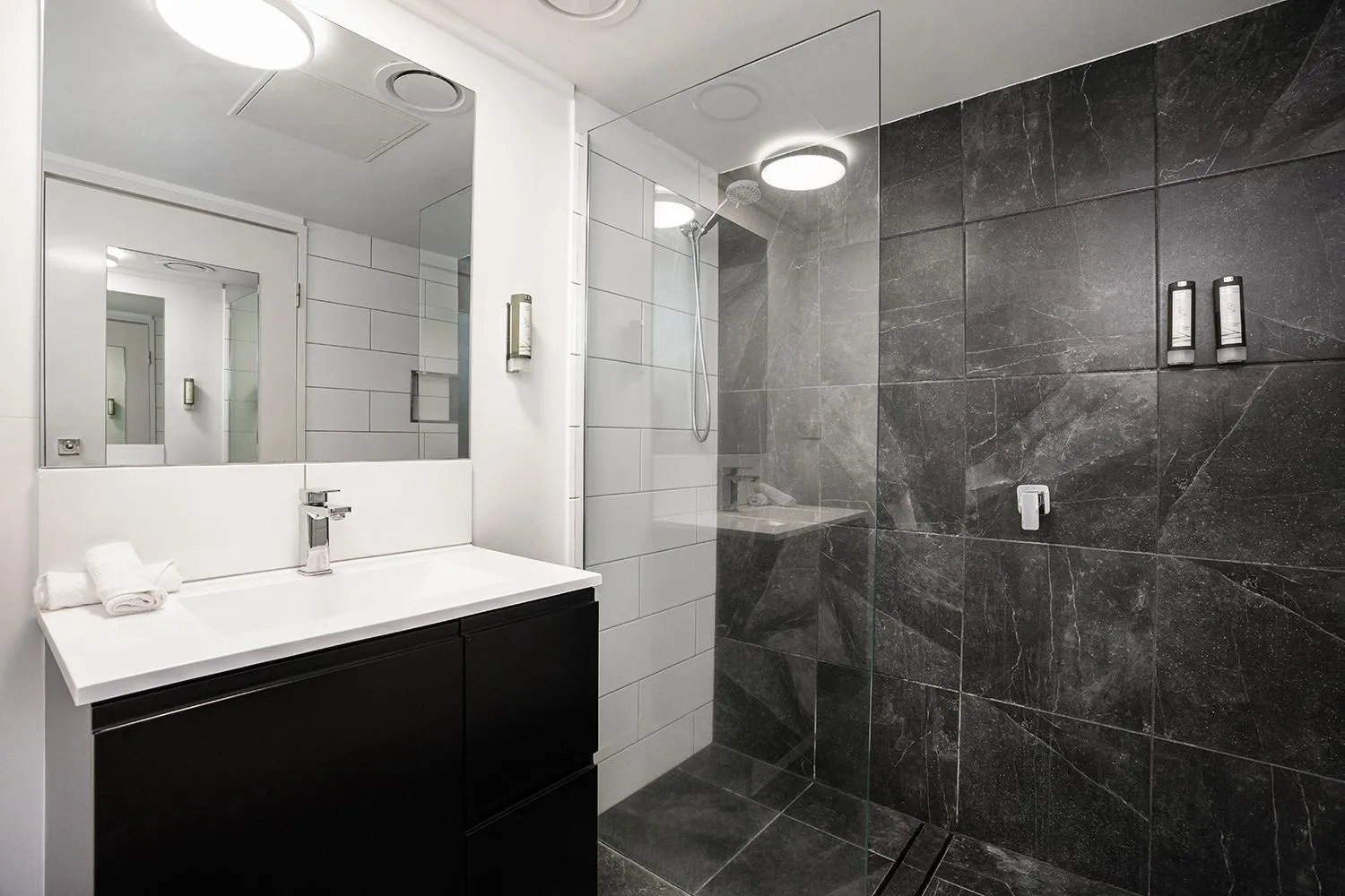 Shower in City Golf Club Motel