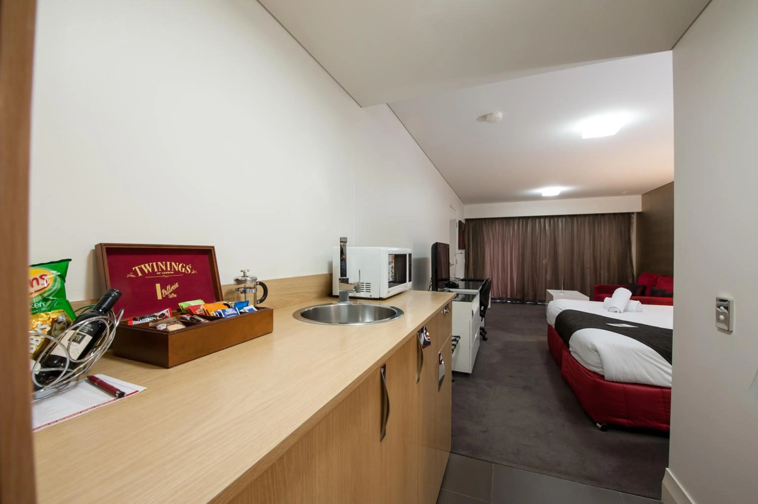 Kitchen or kitchenette, Bed in City Golf Club Motel