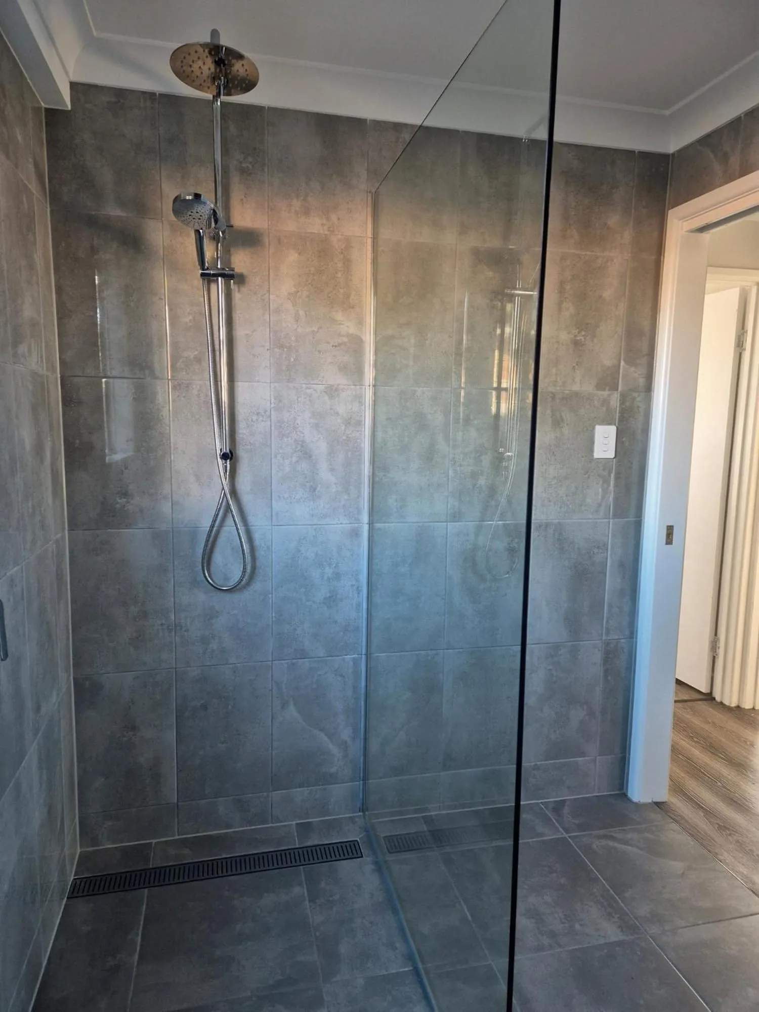 Shower in City Golf Club Motel