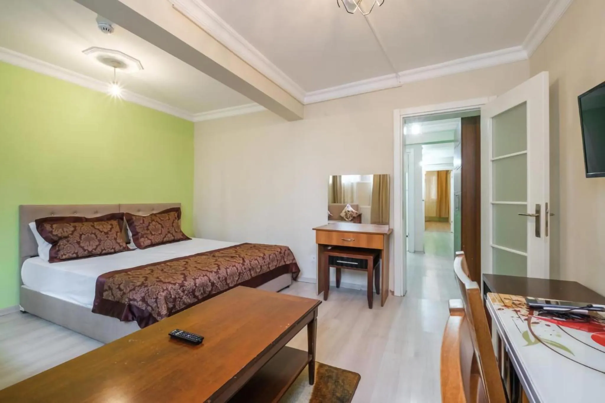 Communal lounge/ TV room in HagiaSophia Donat Suites