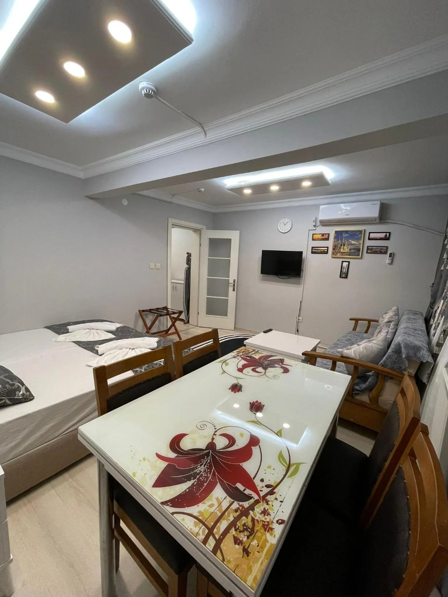 Restaurant/places to eat in HagiaSophia Donat Suites