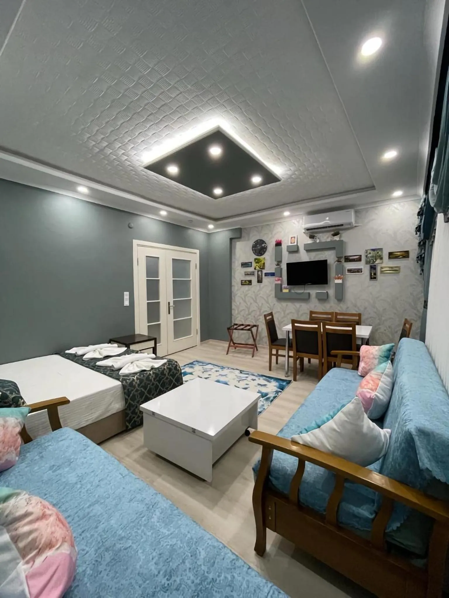 Communal lounge/ TV room in HagiaSophia Donat Suites