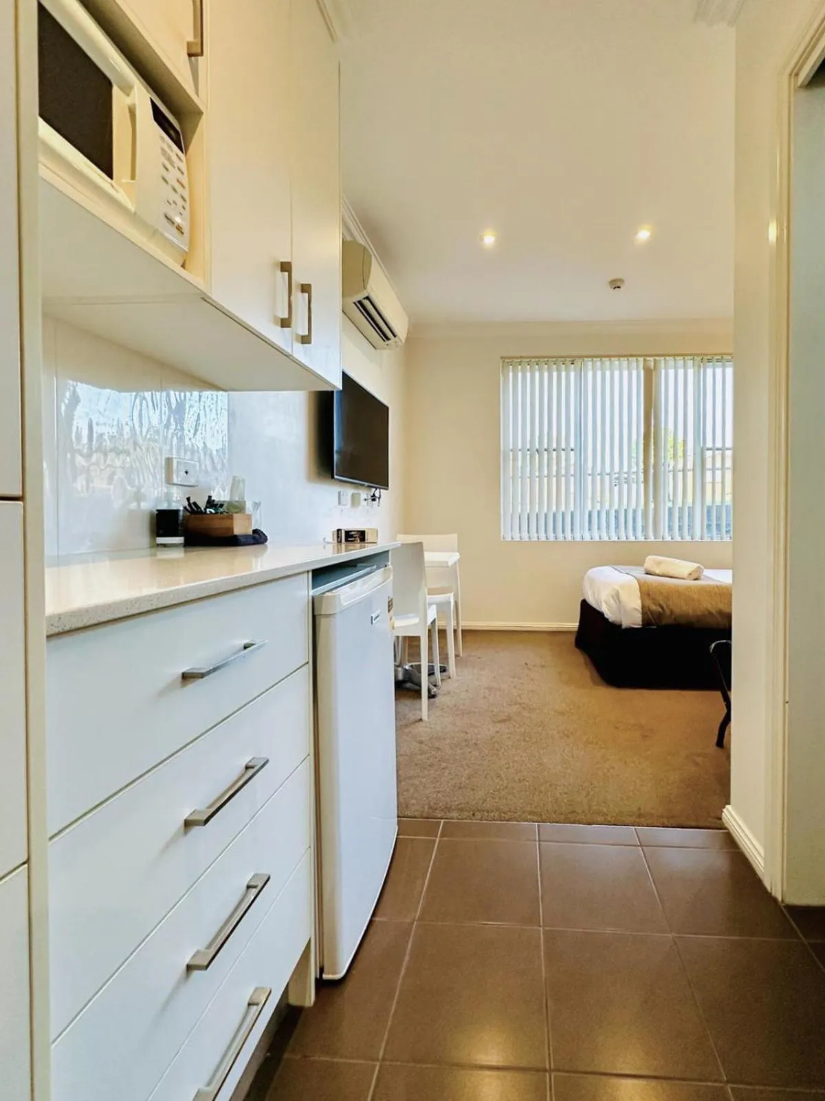Kitchen or kitchenette, Bed in Merivale Motel