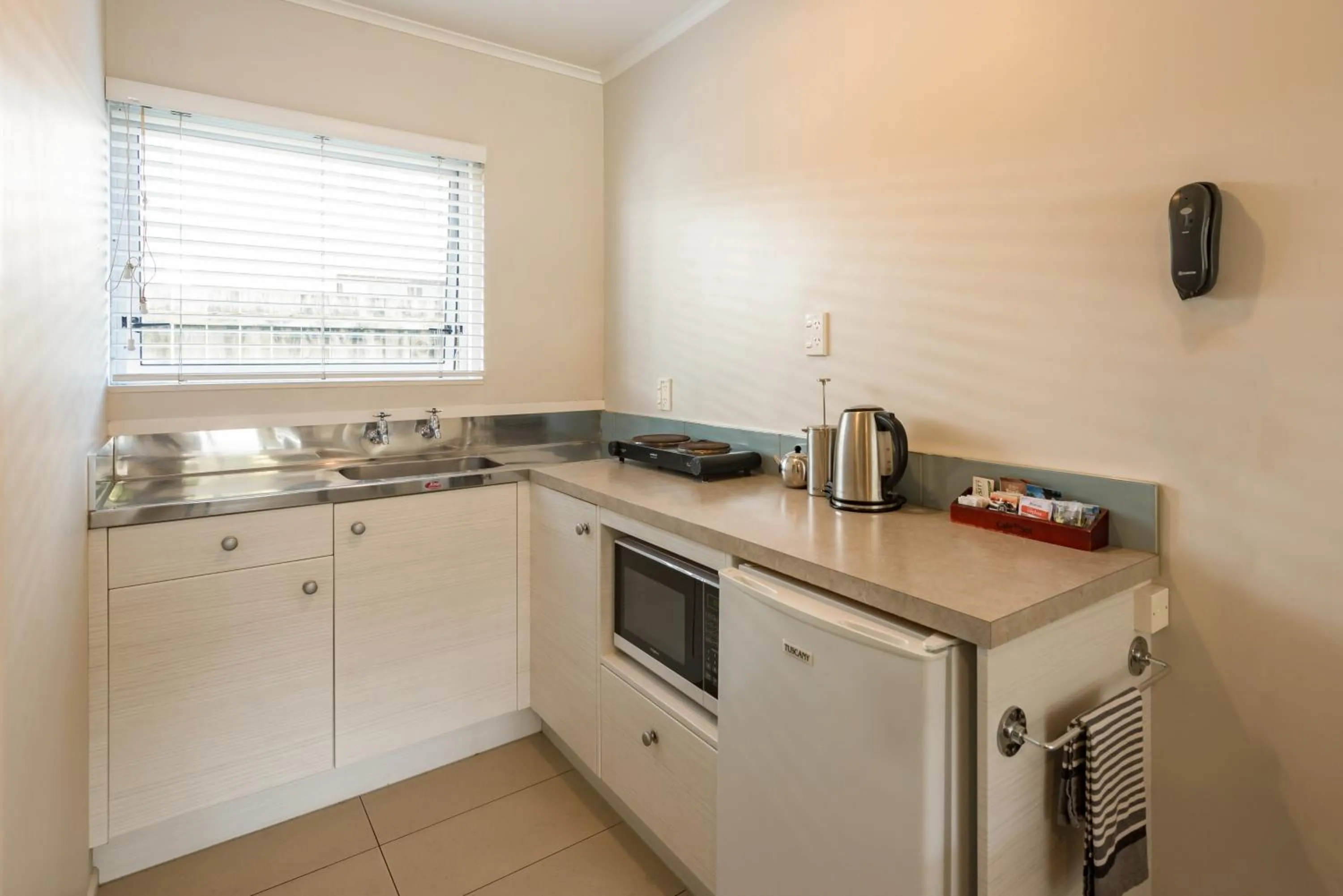 Kitchen or kitchenette in Averill Court Motel