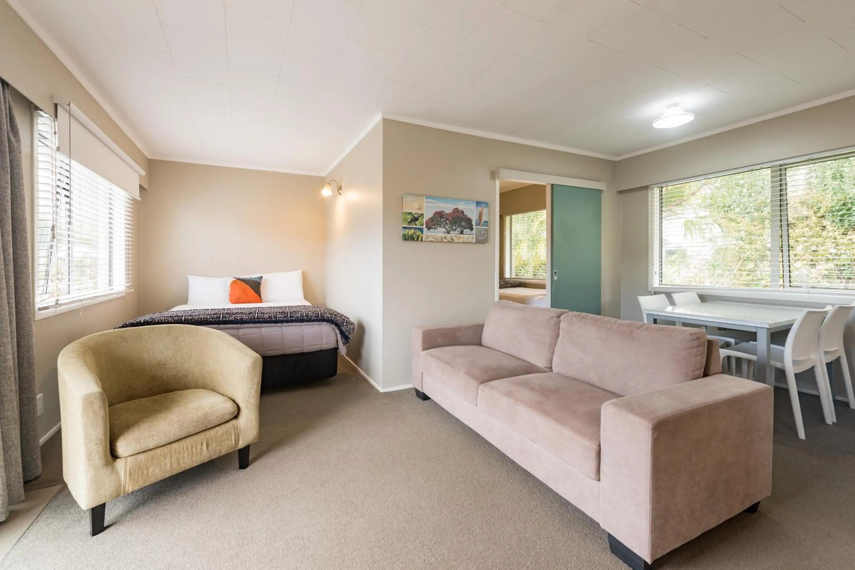 Seating area, Bed in Averill Court Motel