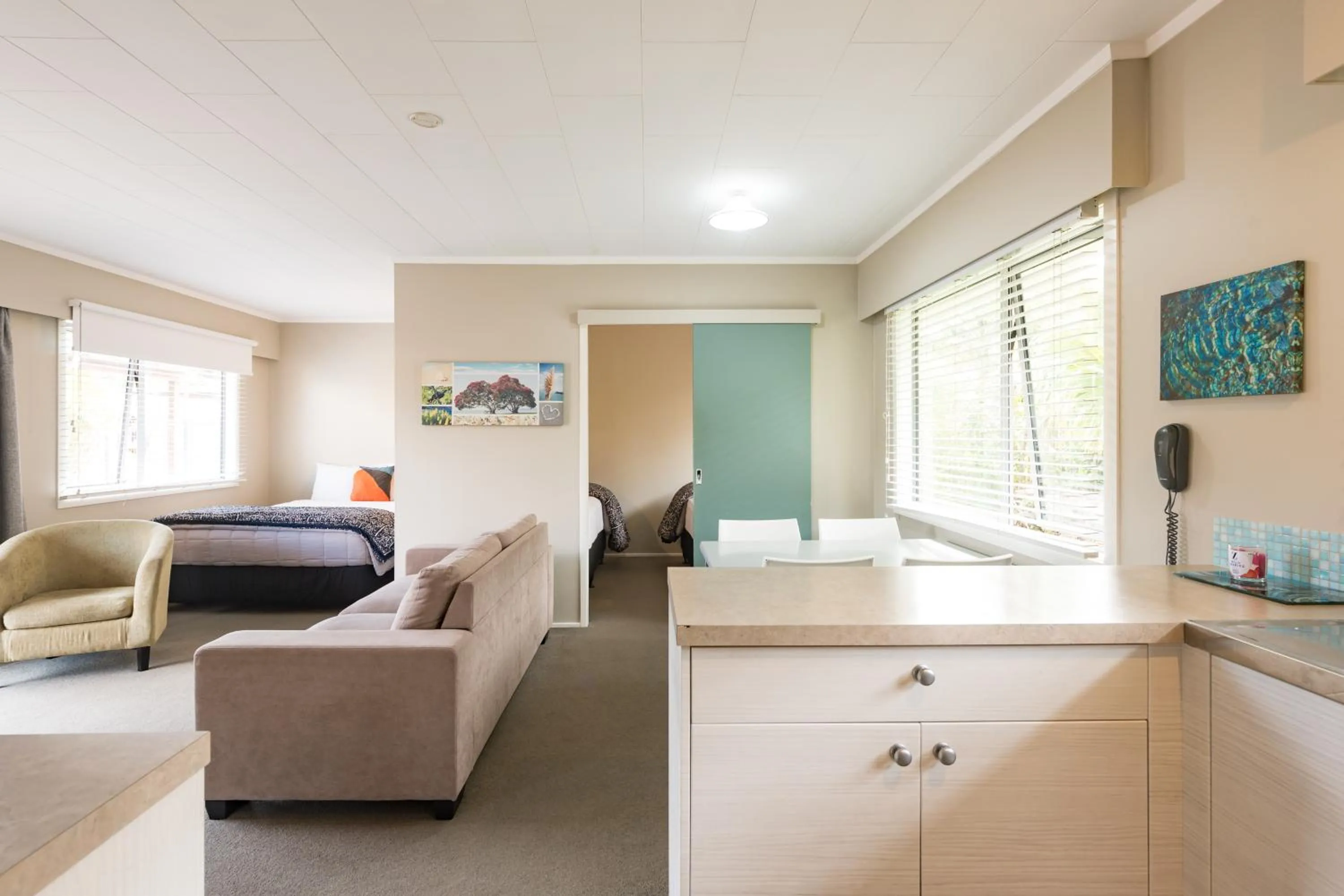Seating area, Bed in Averill Court Motel