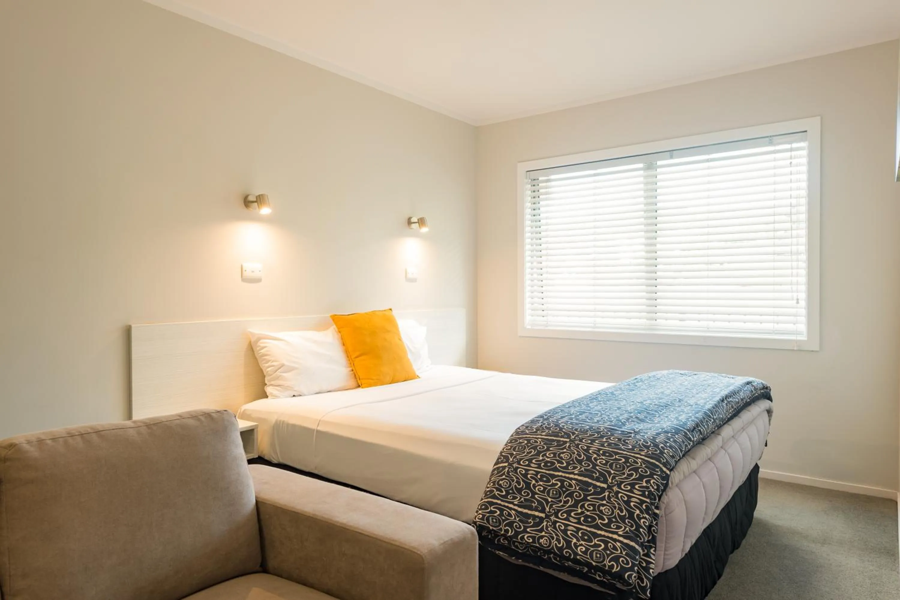 Bedroom, Bed in Averill Court Motel