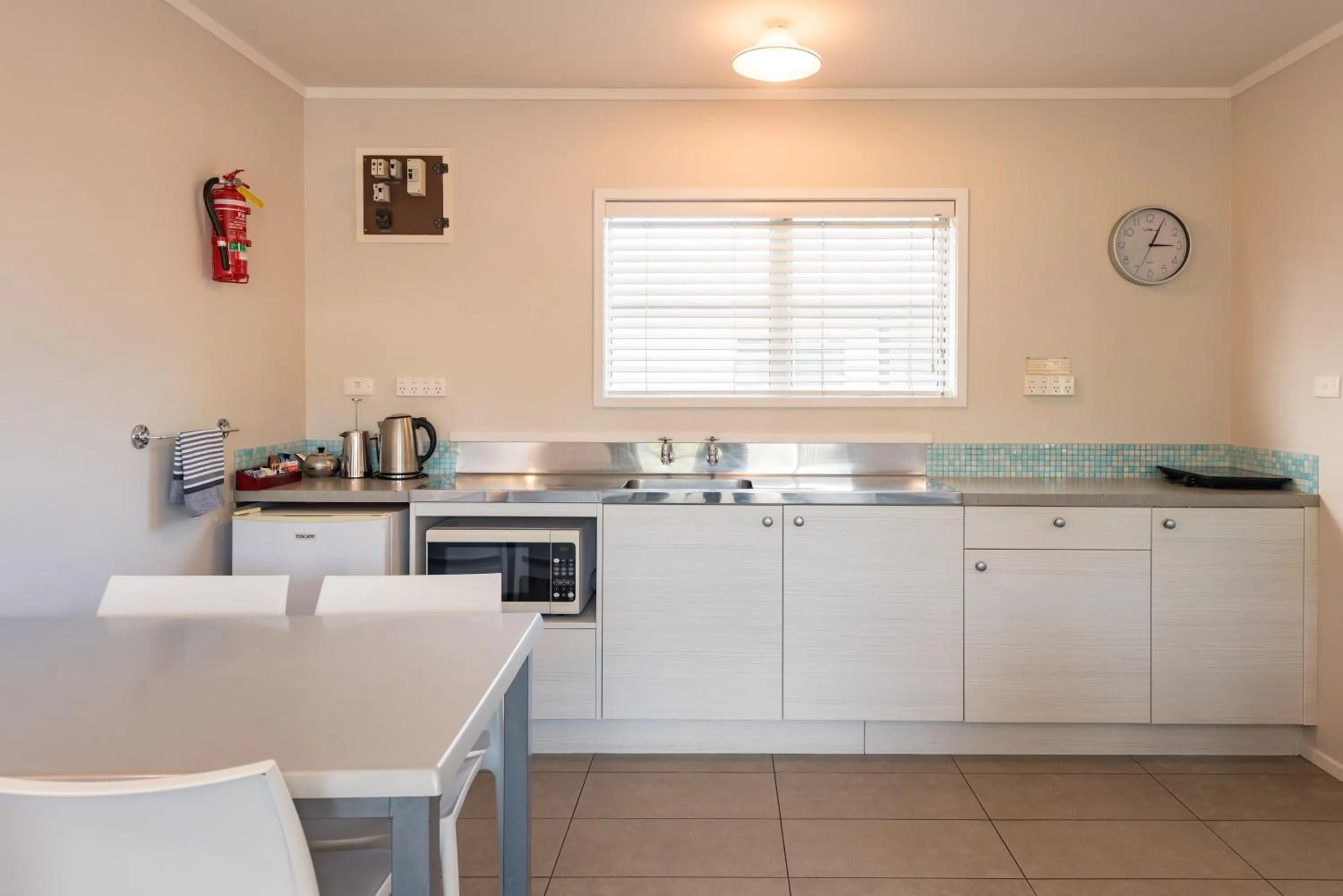 Kitchen or kitchenette in Averill Court Motel