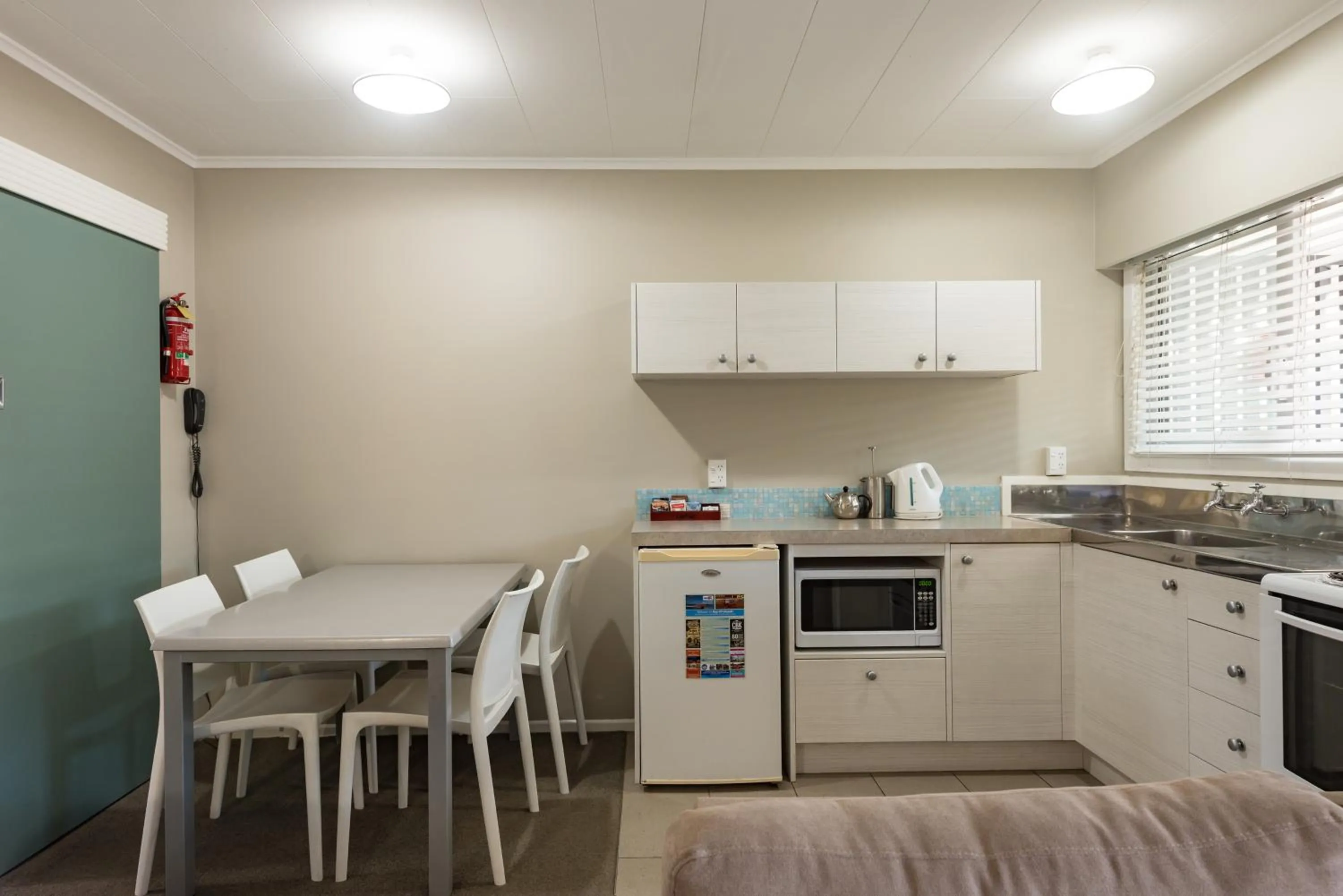 Kitchen or kitchenette in Averill Court Motel
