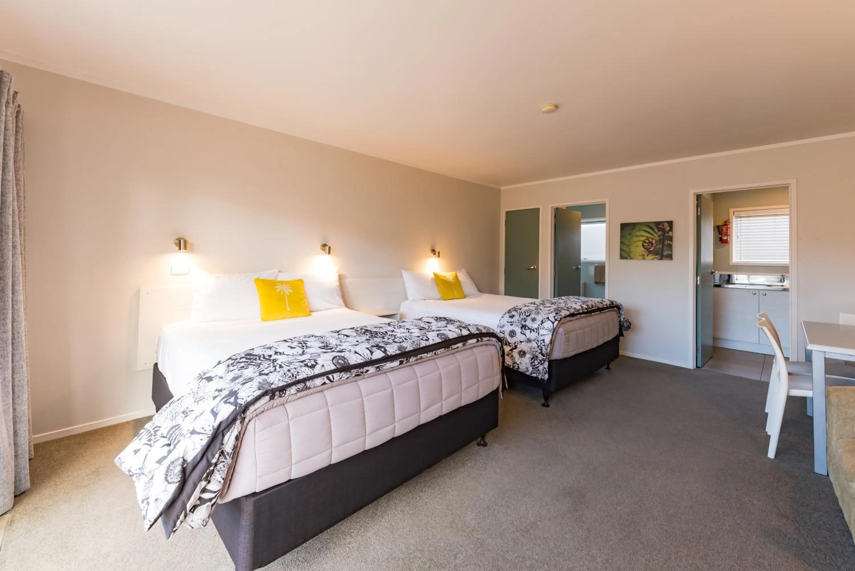 Photo of the whole room, Bed in Averill Court Motel