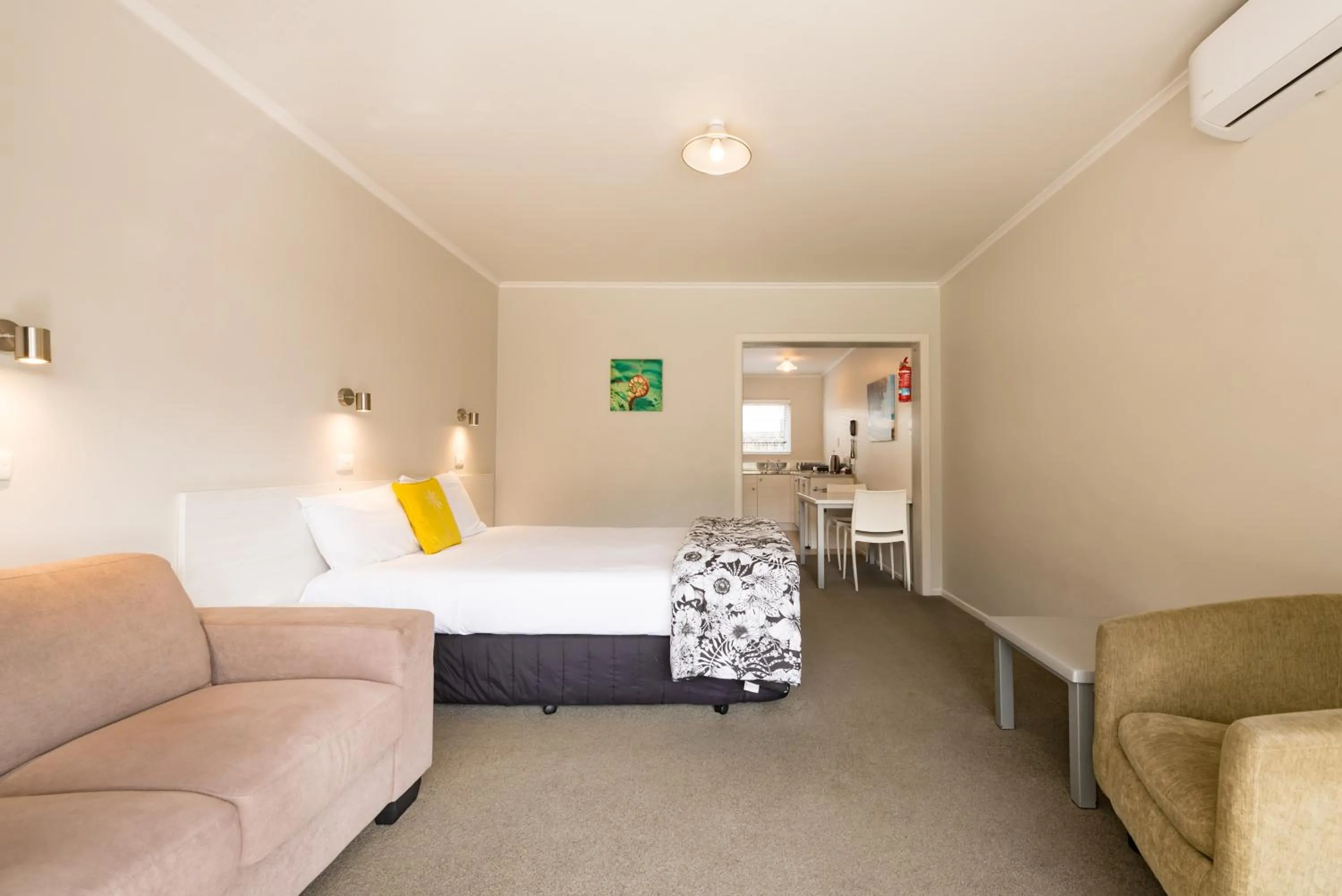 Photo of the whole room, Bed in Averill Court Motel