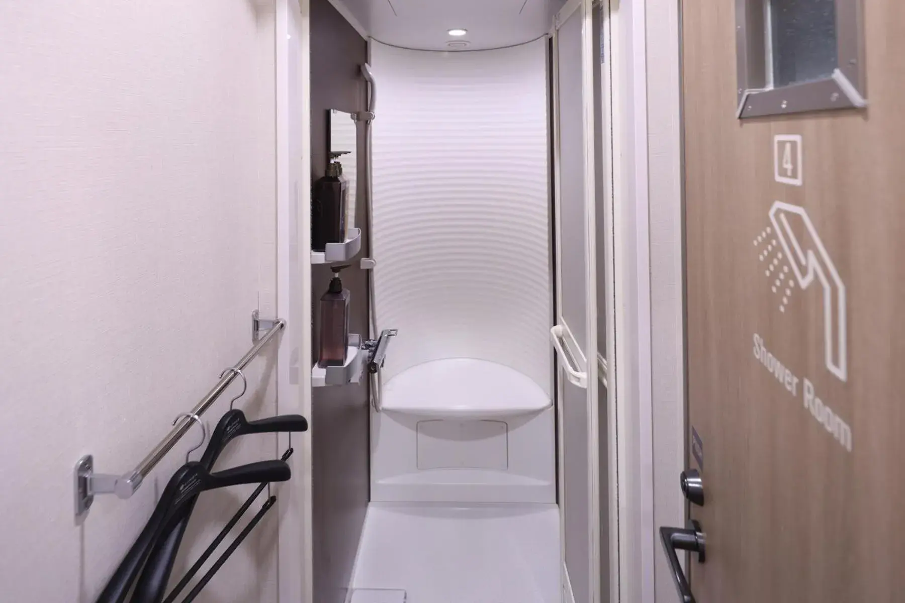 Shower in global cabin Yokohama Chinatown Shower in global cabin Yokohama Chinatown