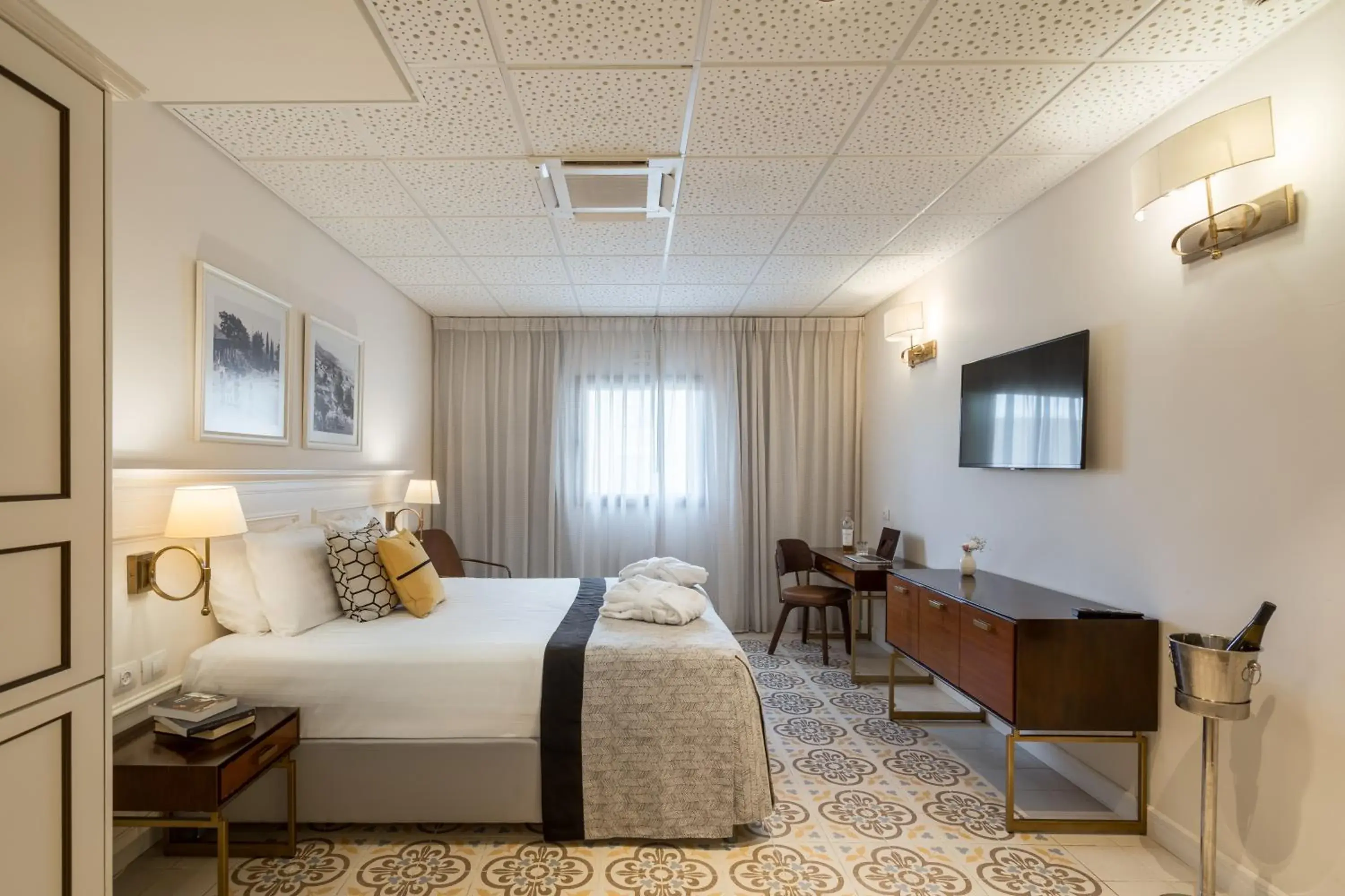 Photo of the whole room, Bed in Edmond Luxury Hotel & Spa Photo of the whole room, Bed in Edmond Luxury Hotel & Spa