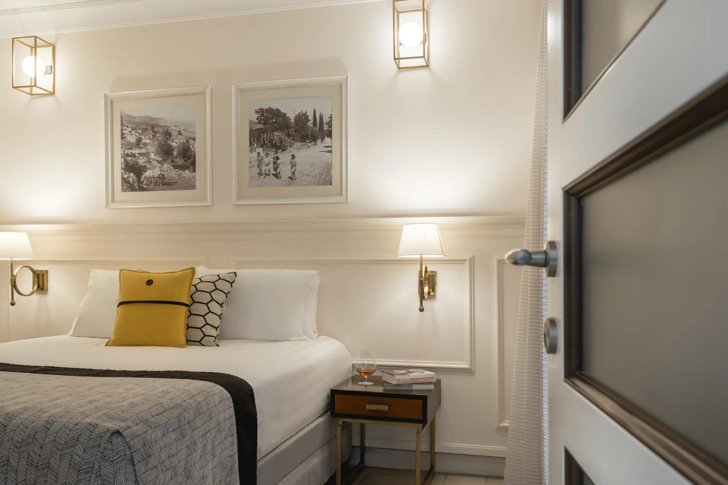 Photo of the whole room, Bed in Edmond Luxury Hotel & Spa