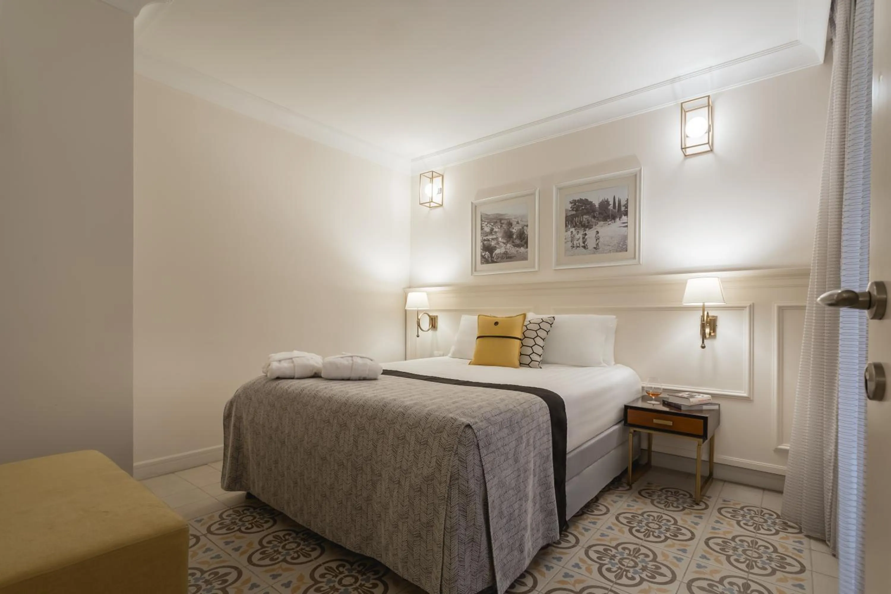 Bed in Edmond Luxury Hotel & Spa