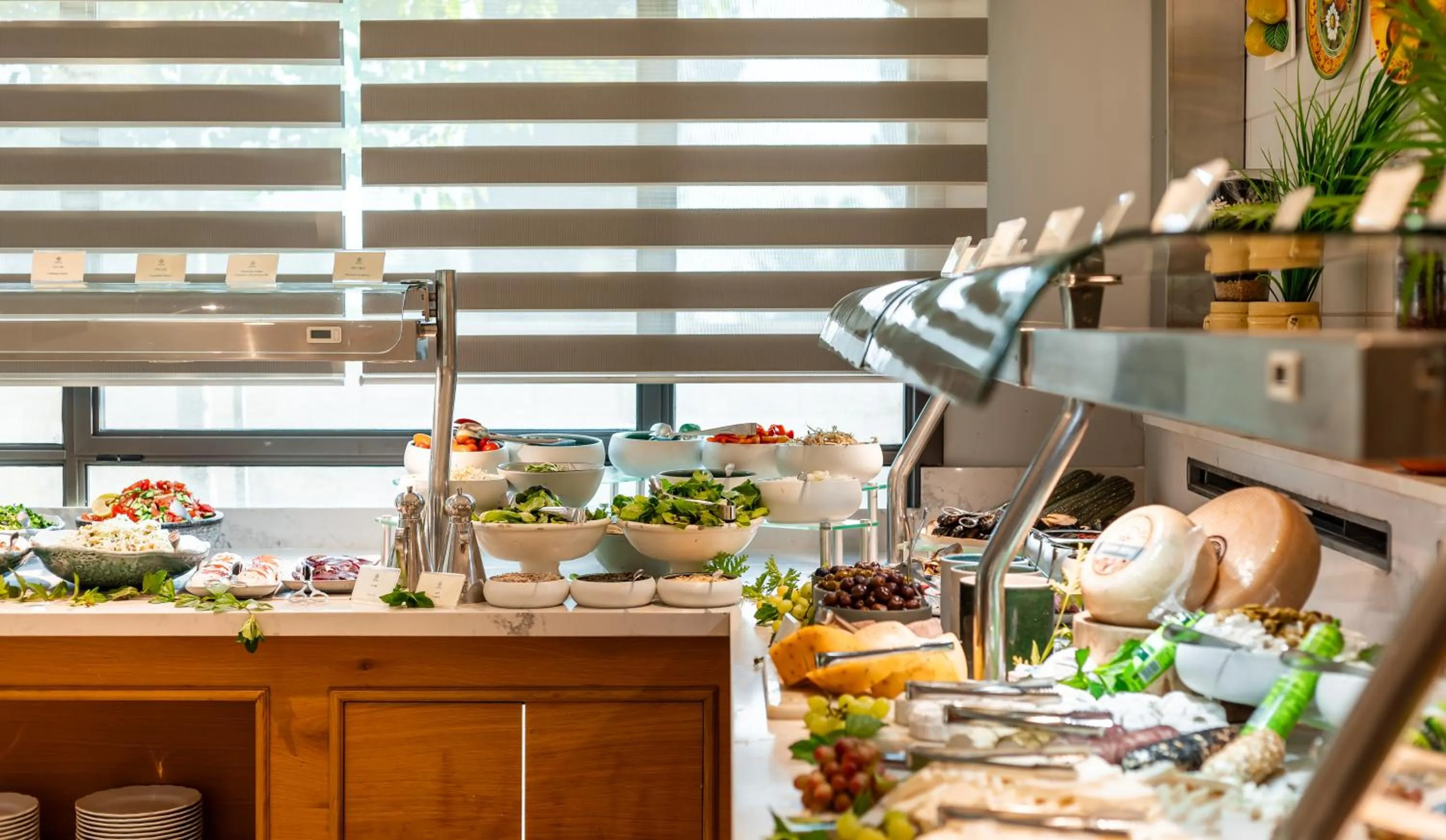 Food and drinks in Edmond Luxury Hotel & Spa