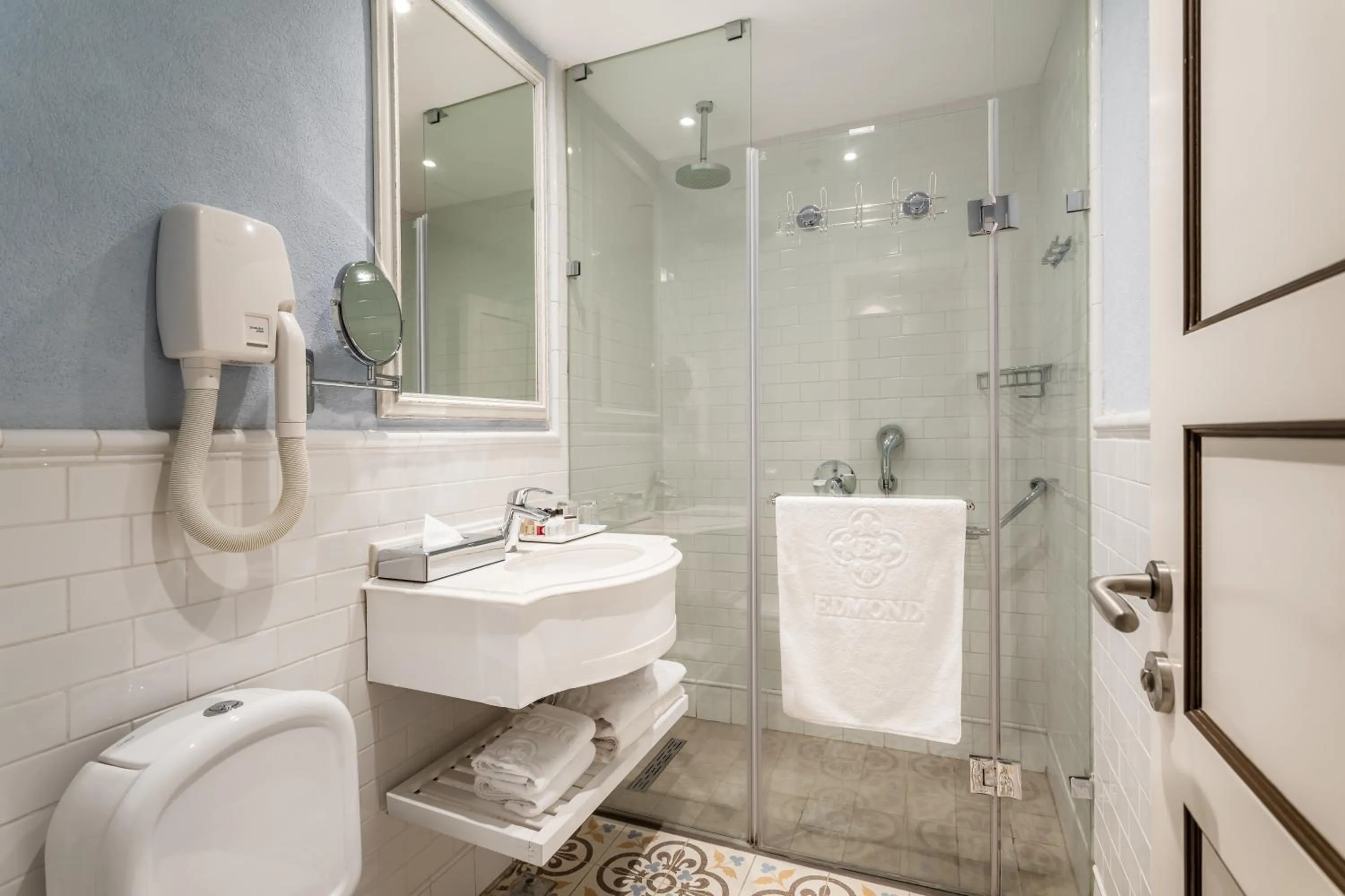 Shower in Edmond Luxury Hotel & Spa