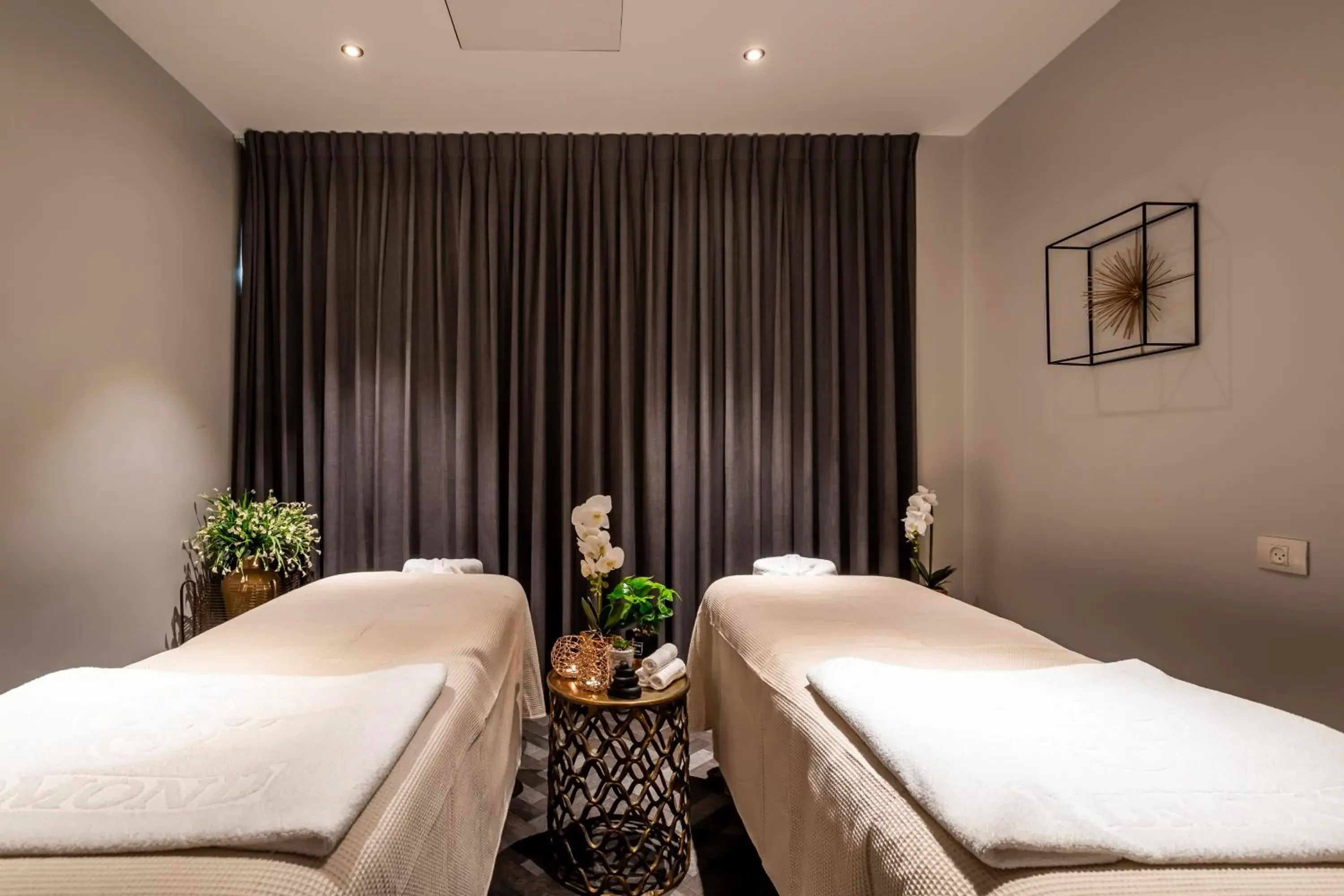 Massage, Bed in Edmond Luxury Hotel & Spa Massage, Bed in Edmond Luxury Hotel & Spa