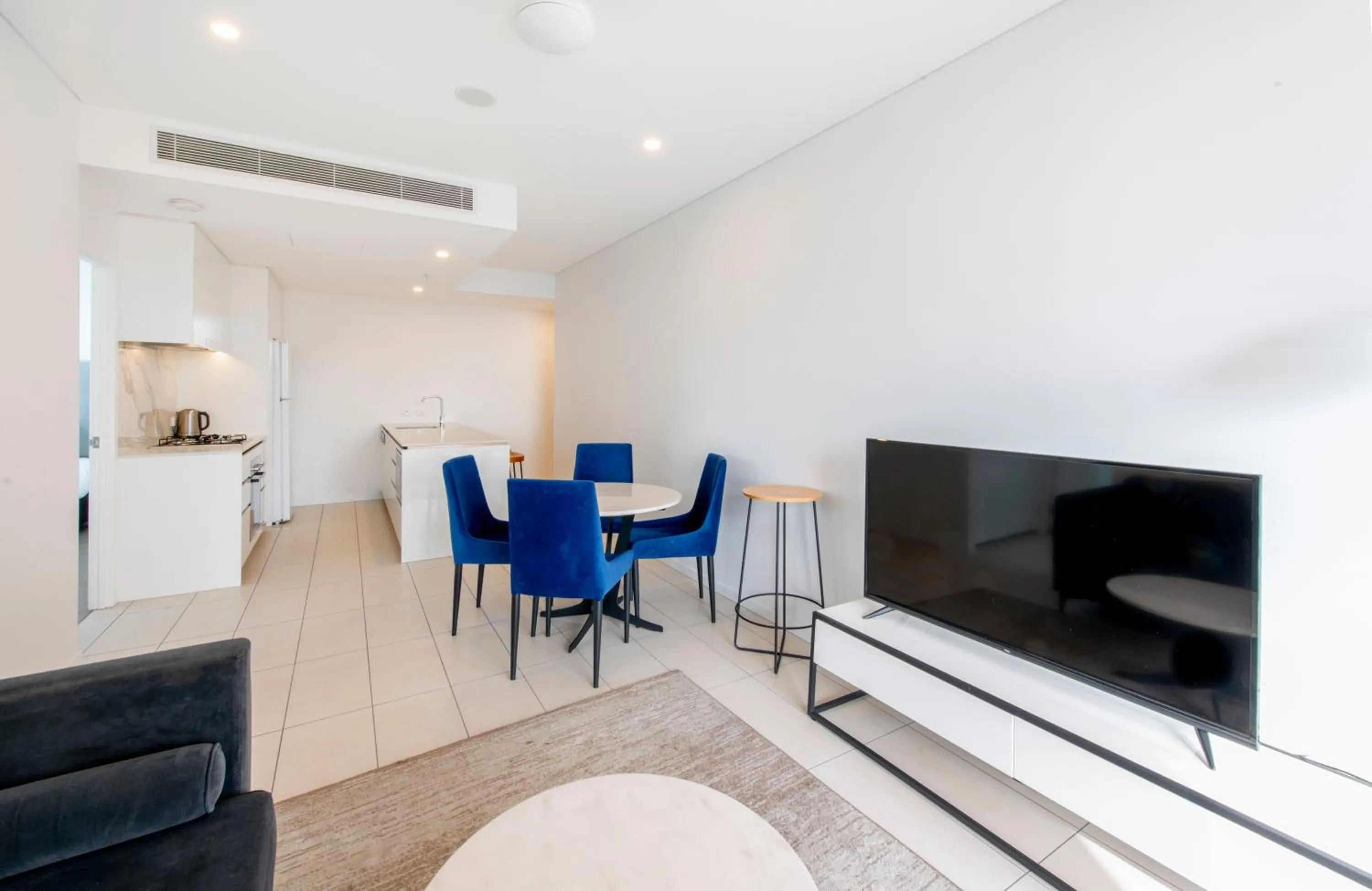 TV and multimedia in Hope Street Apartments by CLLIX