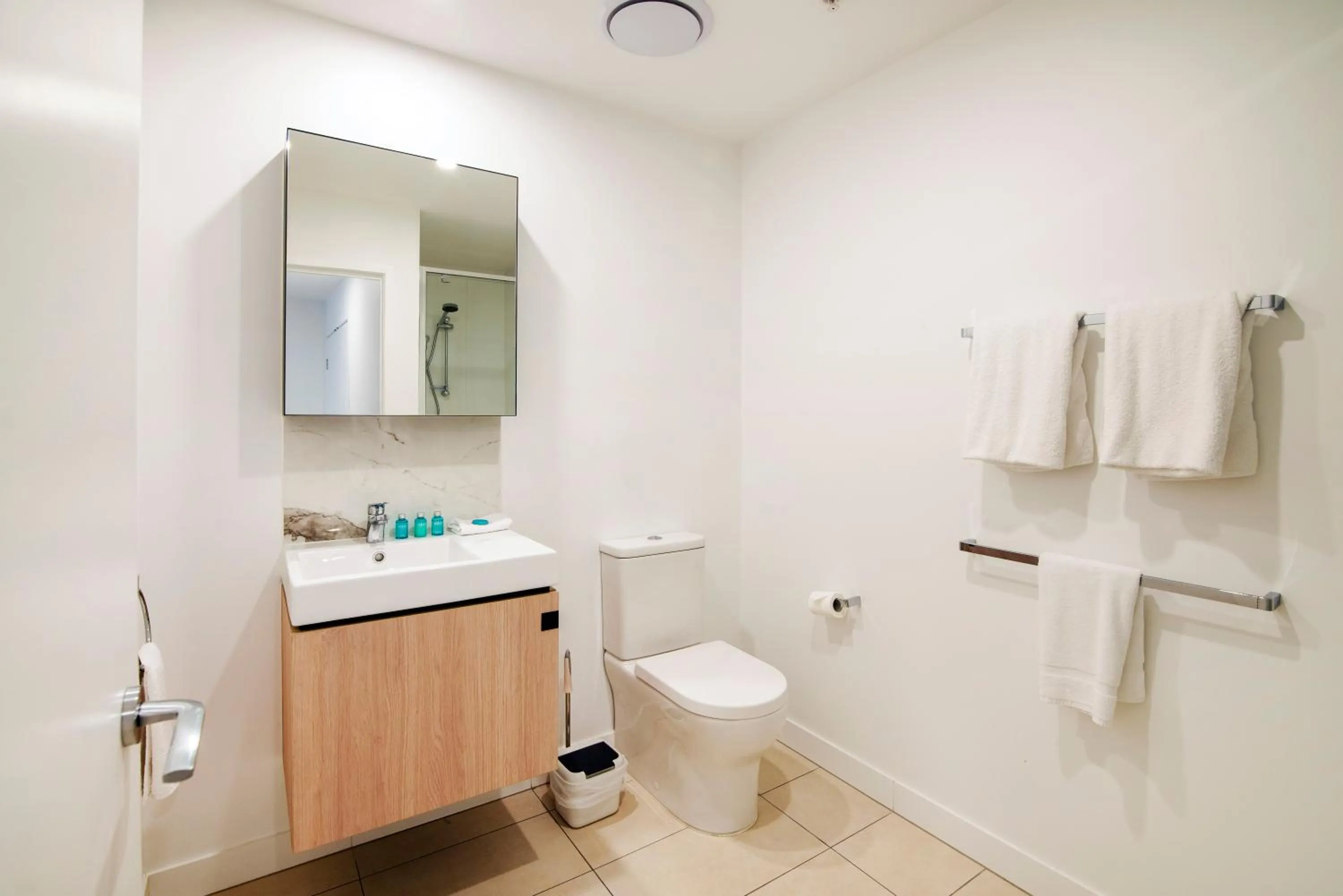 Toilet in Hope Street Apartments by CLLIX