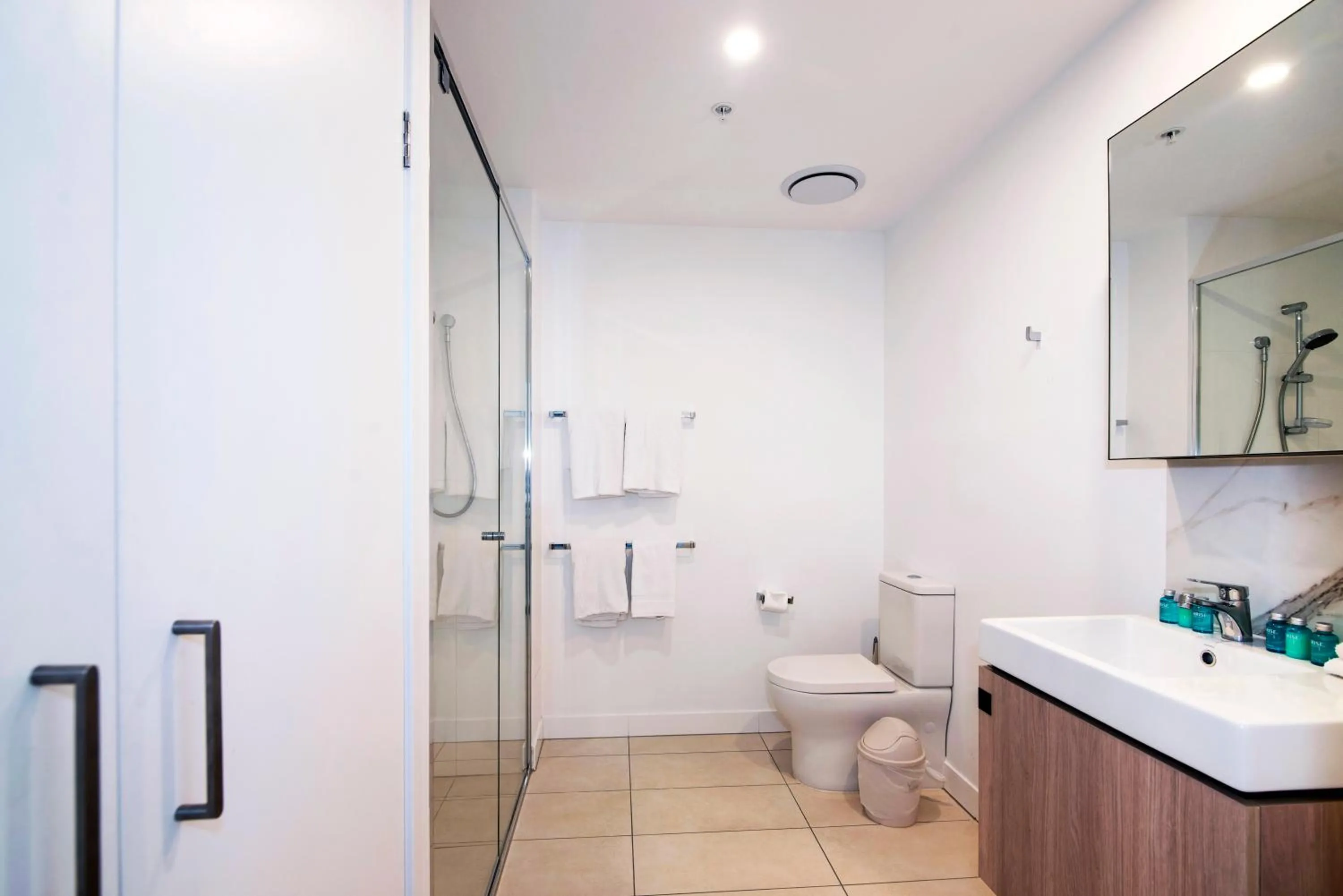 Toilet in Hope Street Apartments by CLLIX