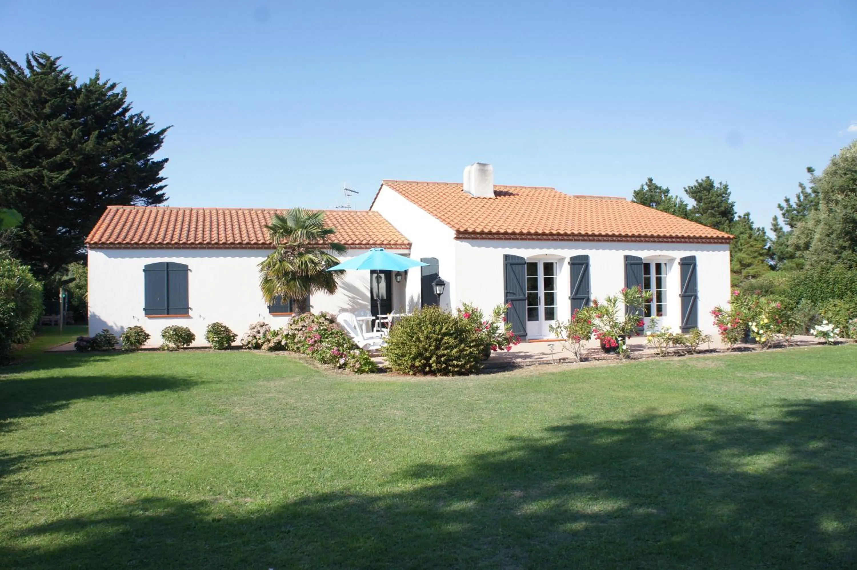 Facade/entrance in Entre Terre et Mer