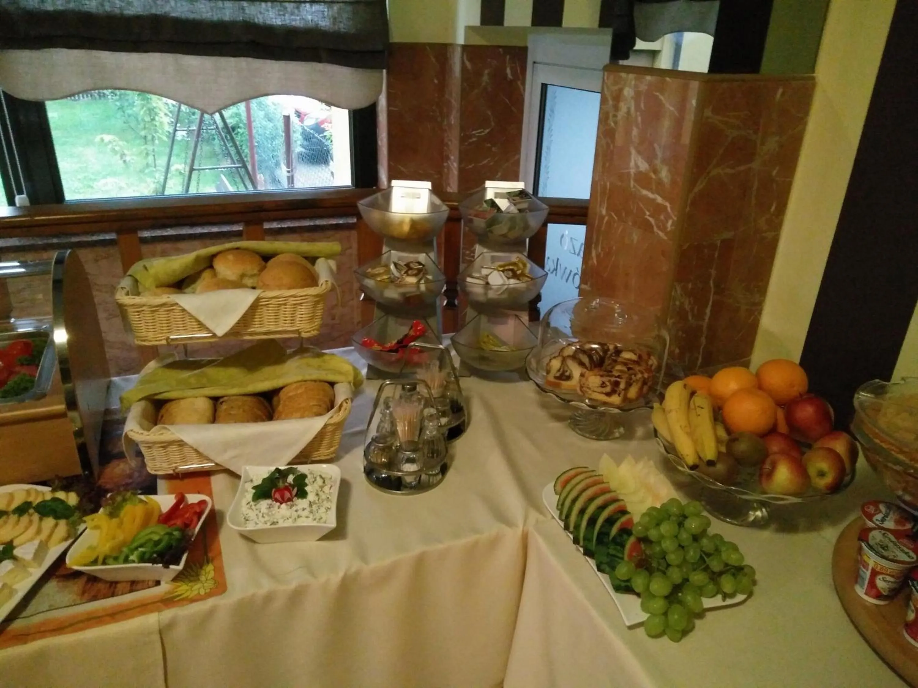 Buffet breakfast in Hotel Rypsówka