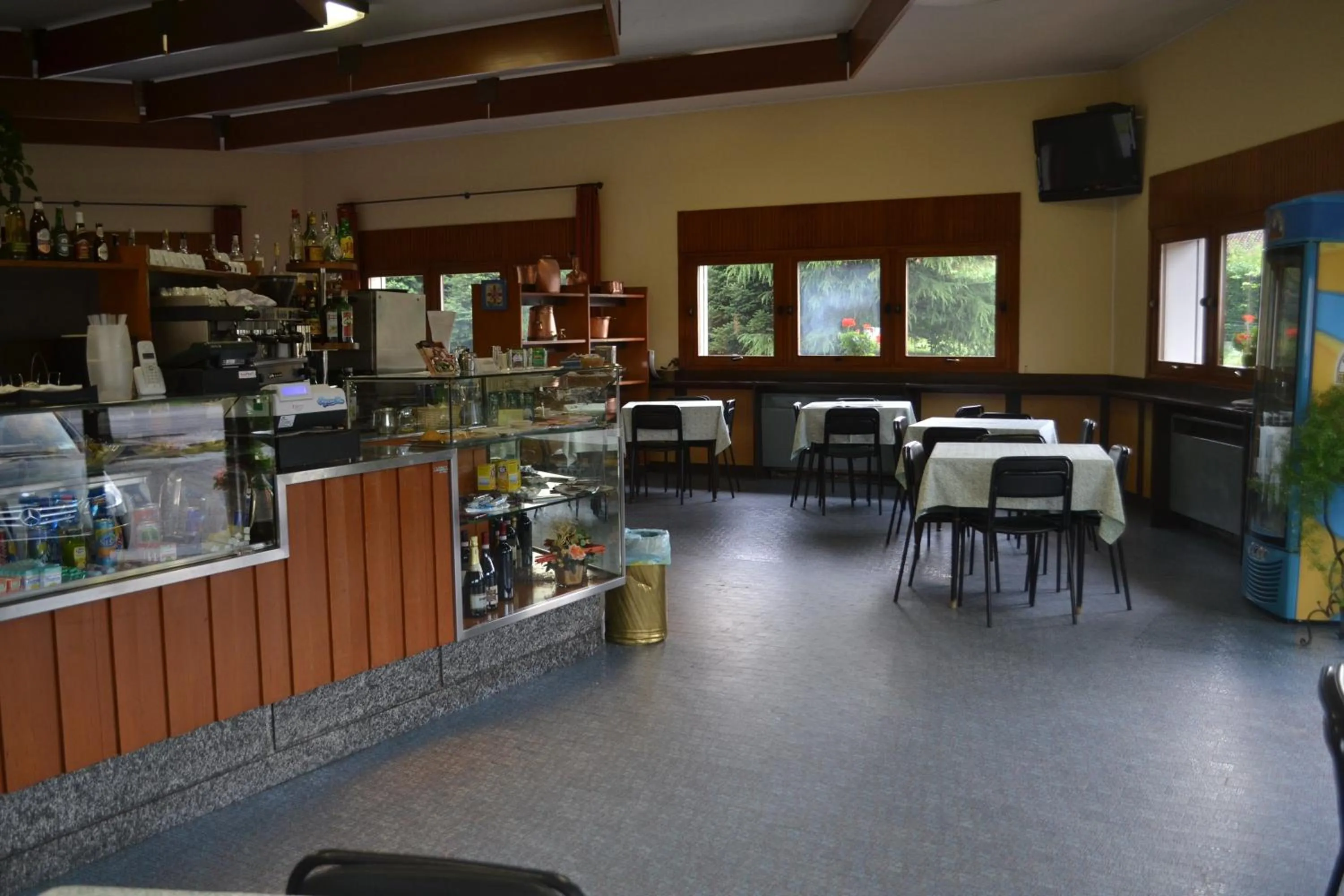 Restaurant/places to eat in Hotel Aurora