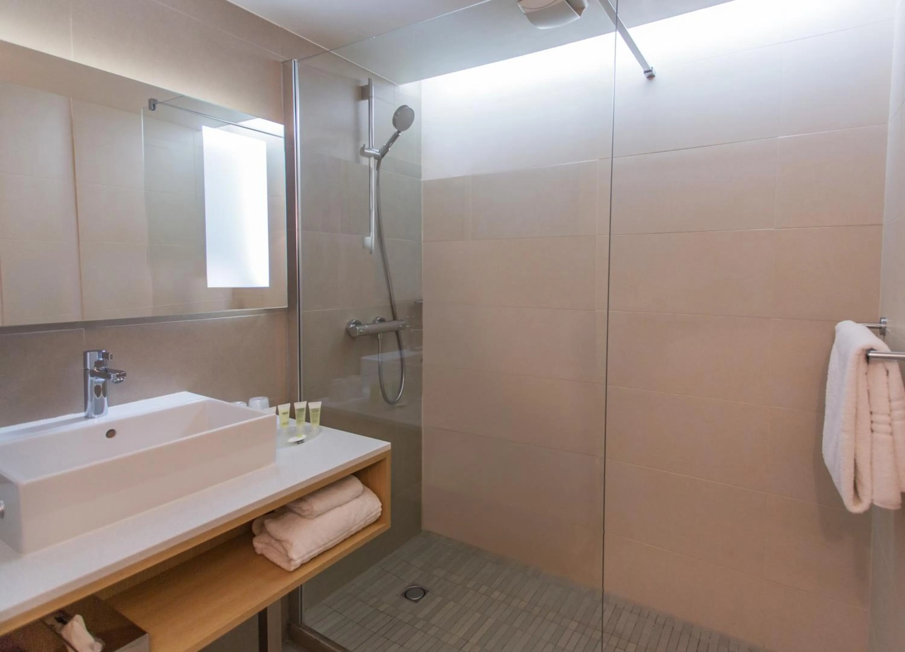 Shower in Courtyard by Marriott Montpellier