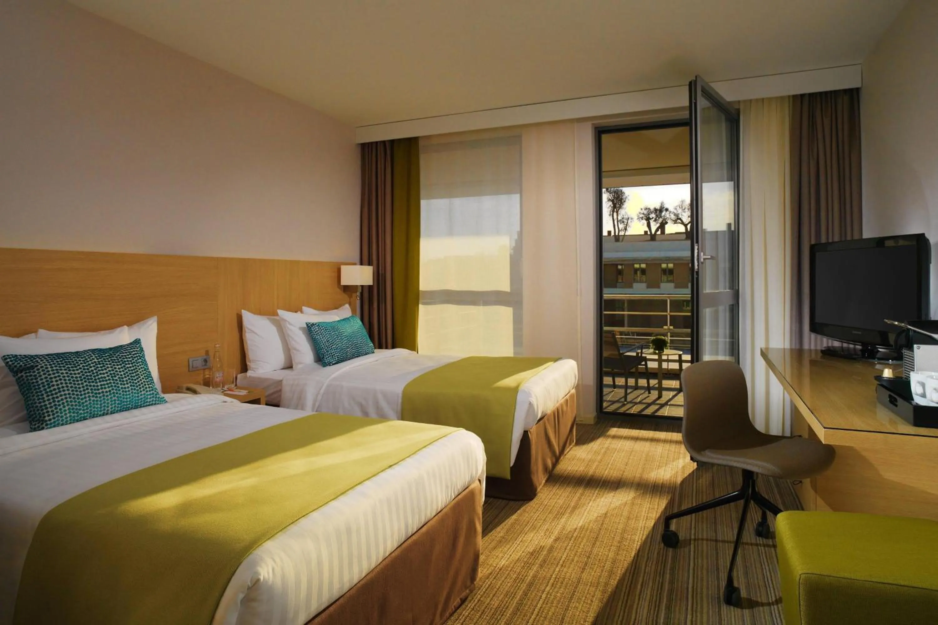 Photo of the whole room, Bed in Courtyard by Marriott Montpellier