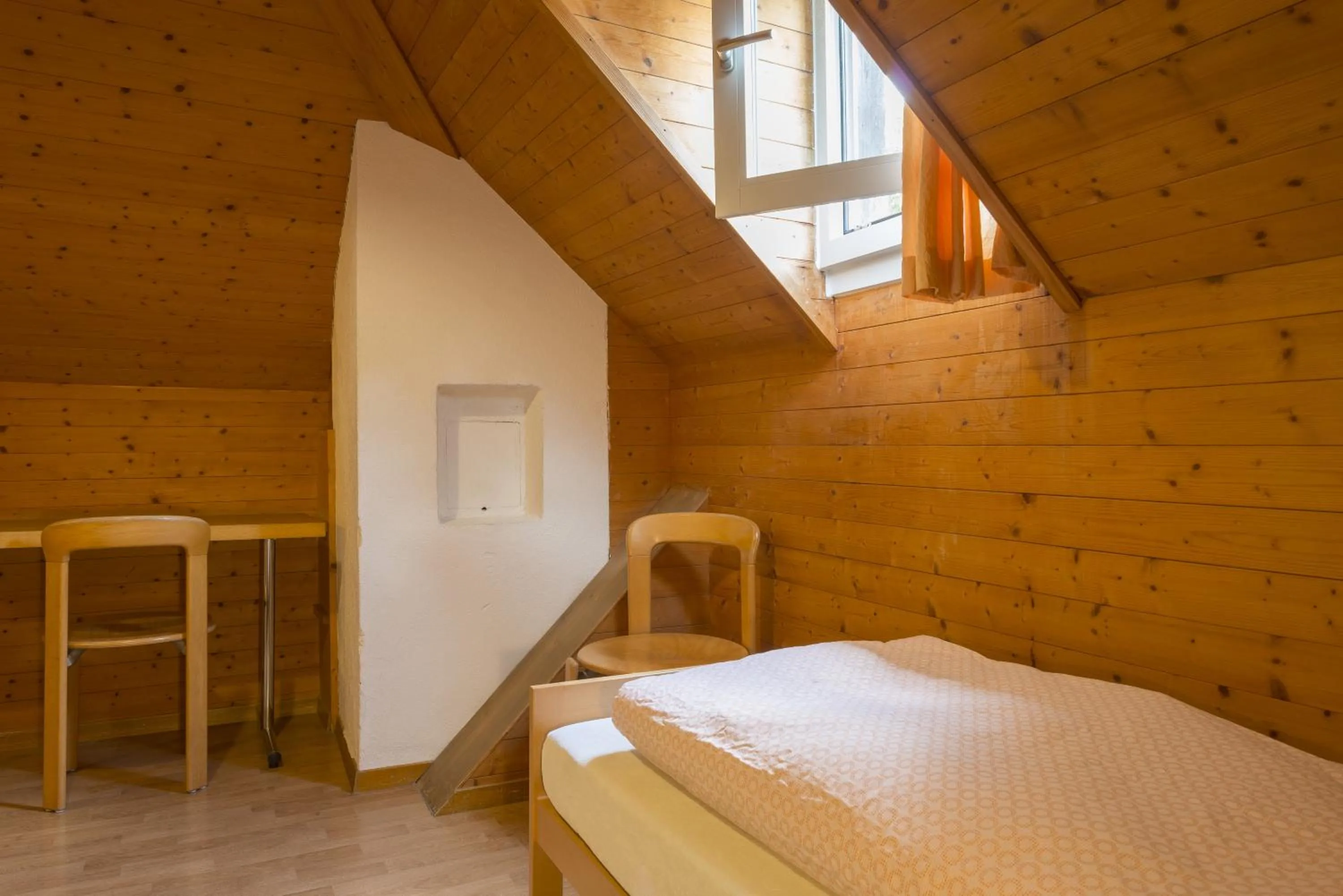 Bedroom, Bed in Schaffhausen Youth Hostel