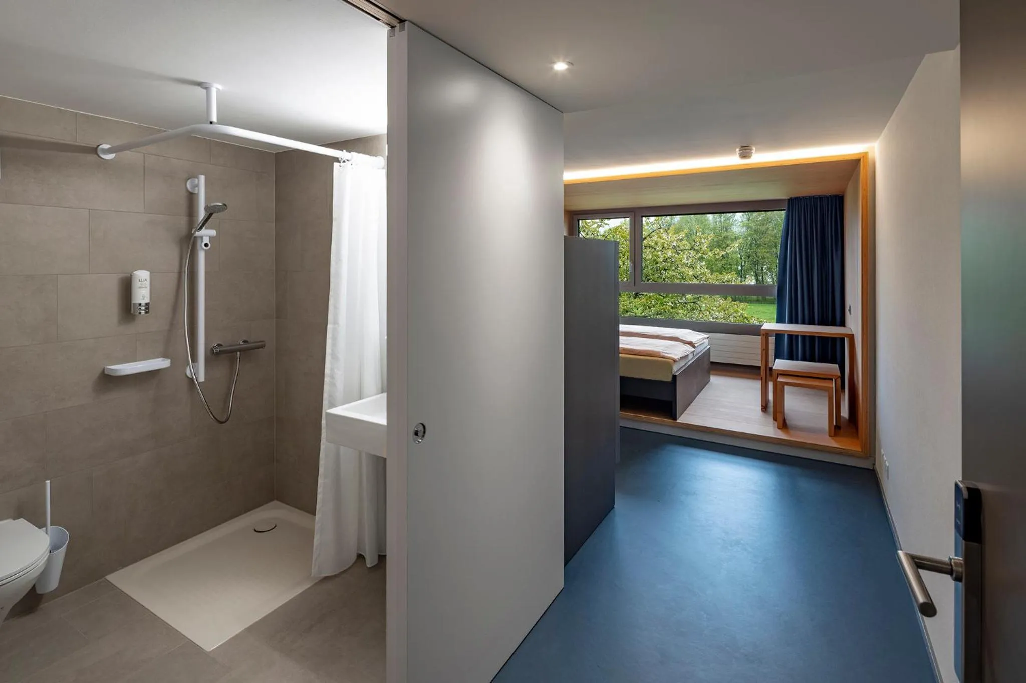 Bathroom in Rapperswil-Jona Youth Hostel