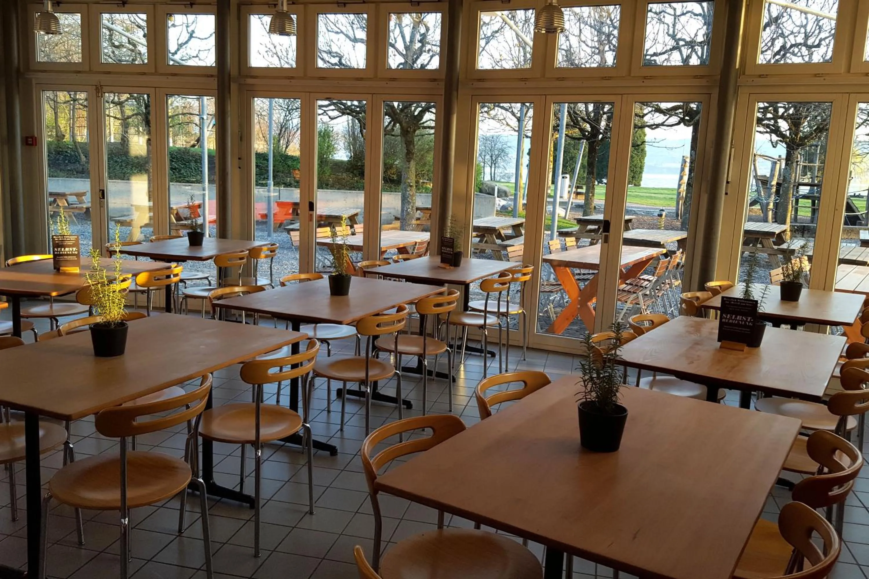Restaurant/places to eat in Richterswil Youth Hostel