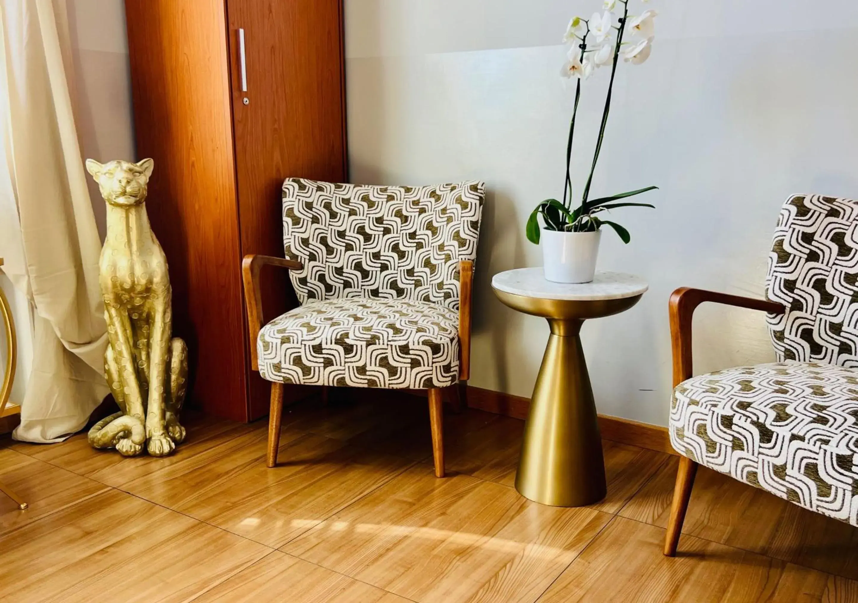 Living room in Bon Ton Design Rooms by DOT Suites Living room in Bon Ton Design Rooms by DOT Suites