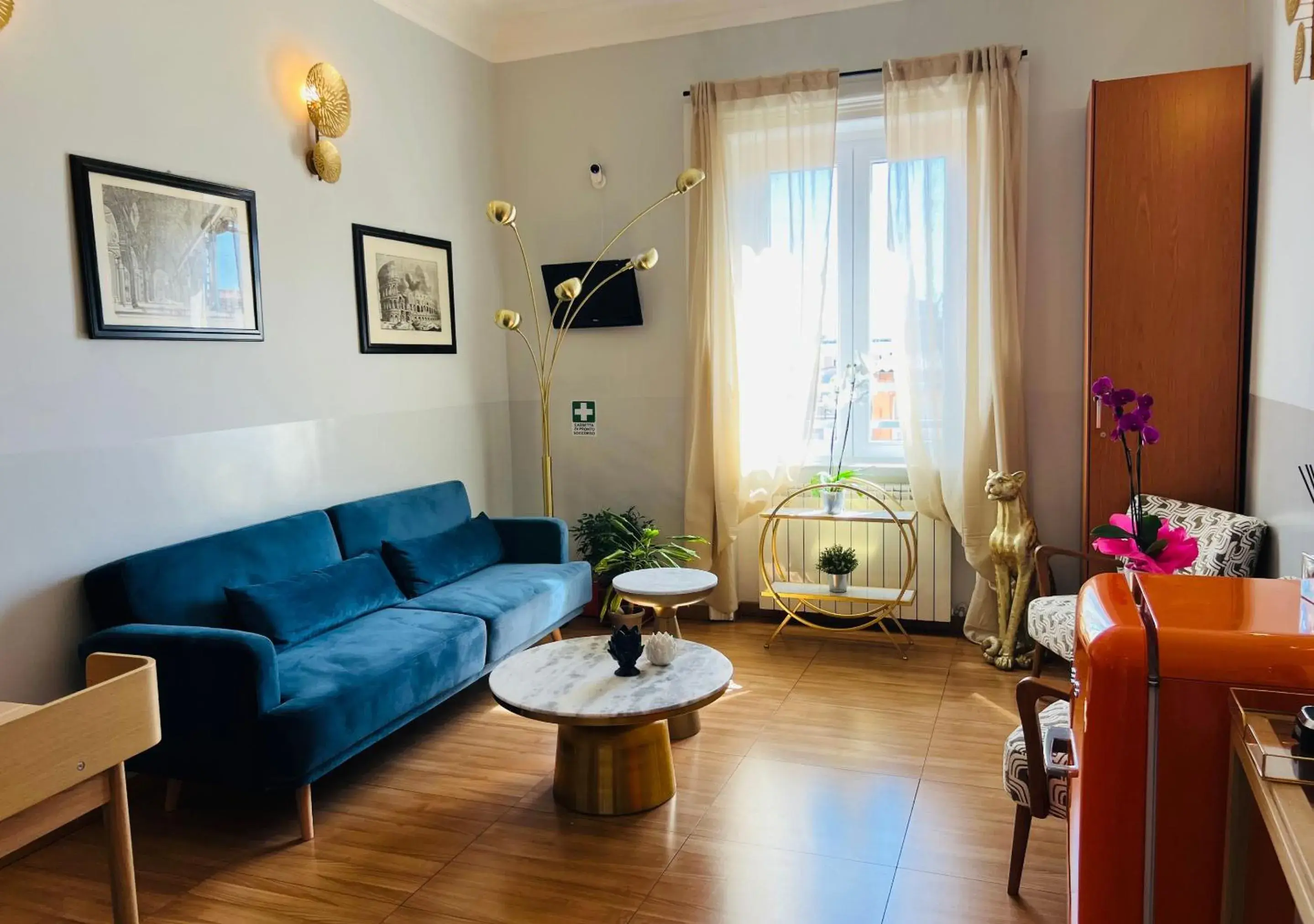 Living room in Bon Ton Design Rooms by DOT Suites Living room in Bon Ton Design Rooms by DOT Suites