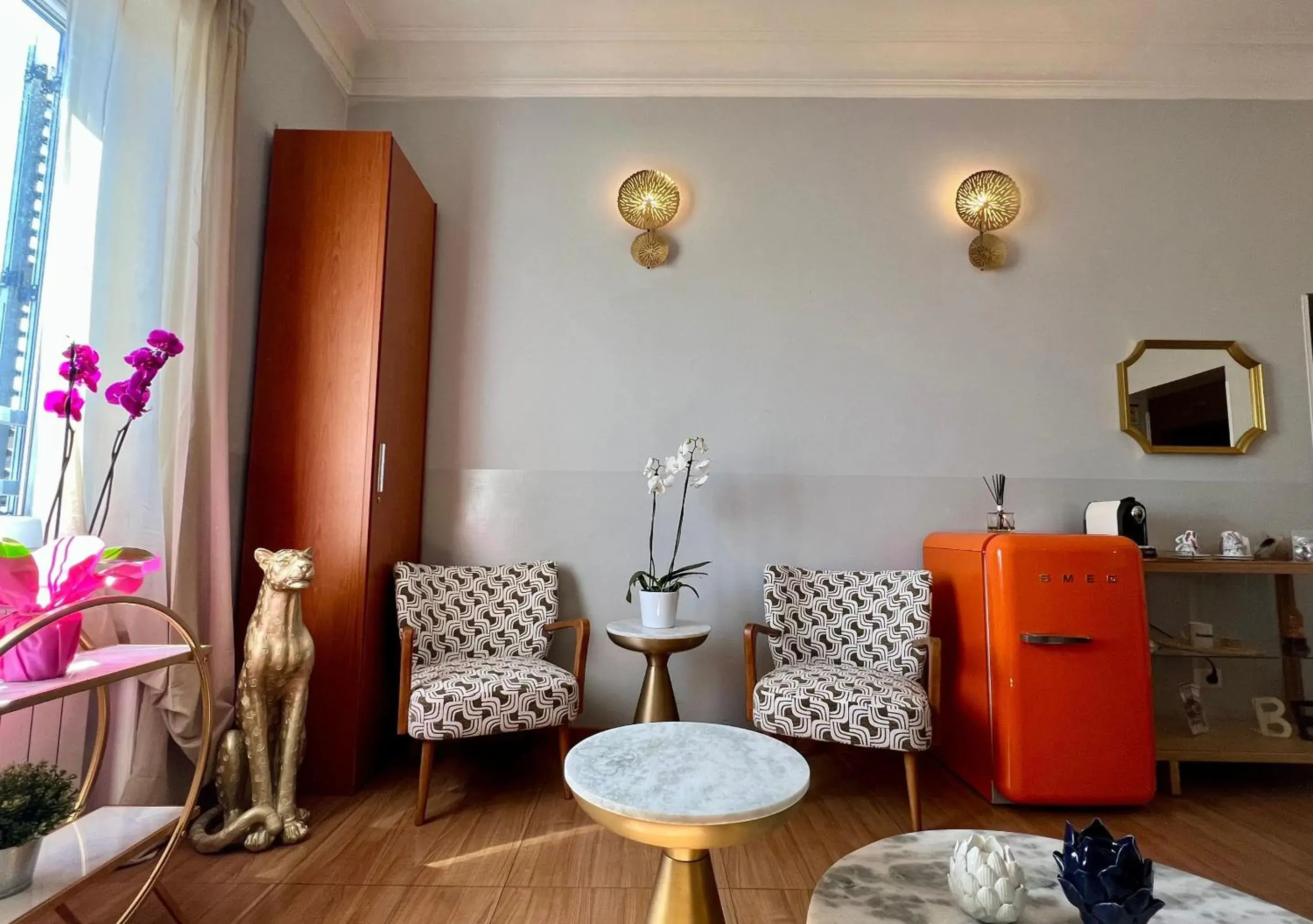 Living room in Bon Ton Design Rooms by DOT Suites Living room in Bon Ton Design Rooms by DOT Suites