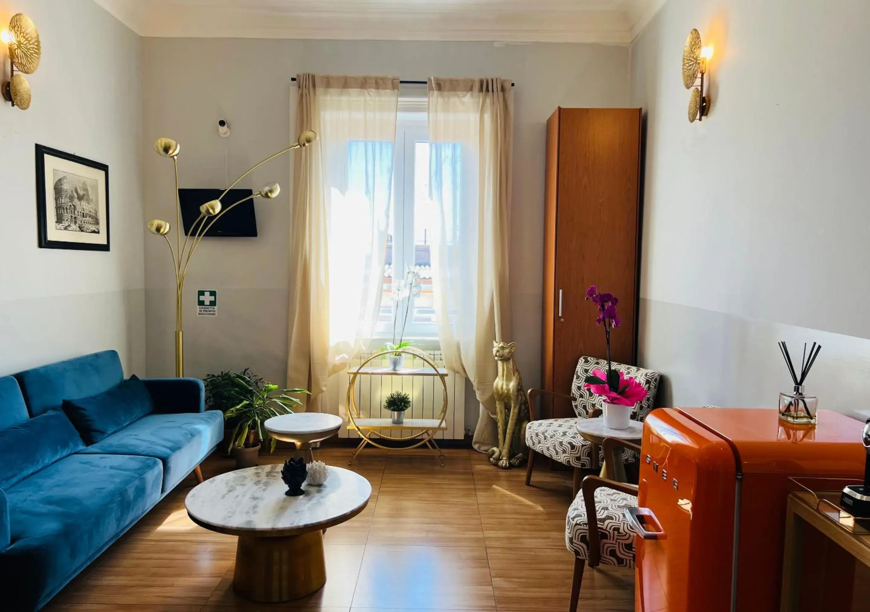 Living room in Bon Ton Design Rooms by DOT Suites Living room in Bon Ton Design Rooms by DOT Suites