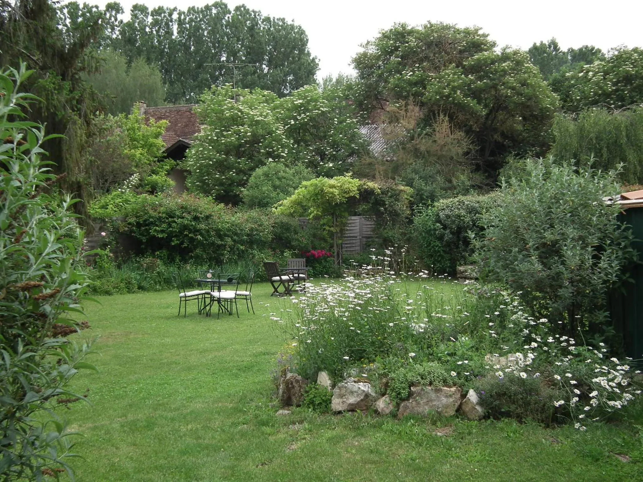 Garden in Maison de Fortitude Chambres d'hotes