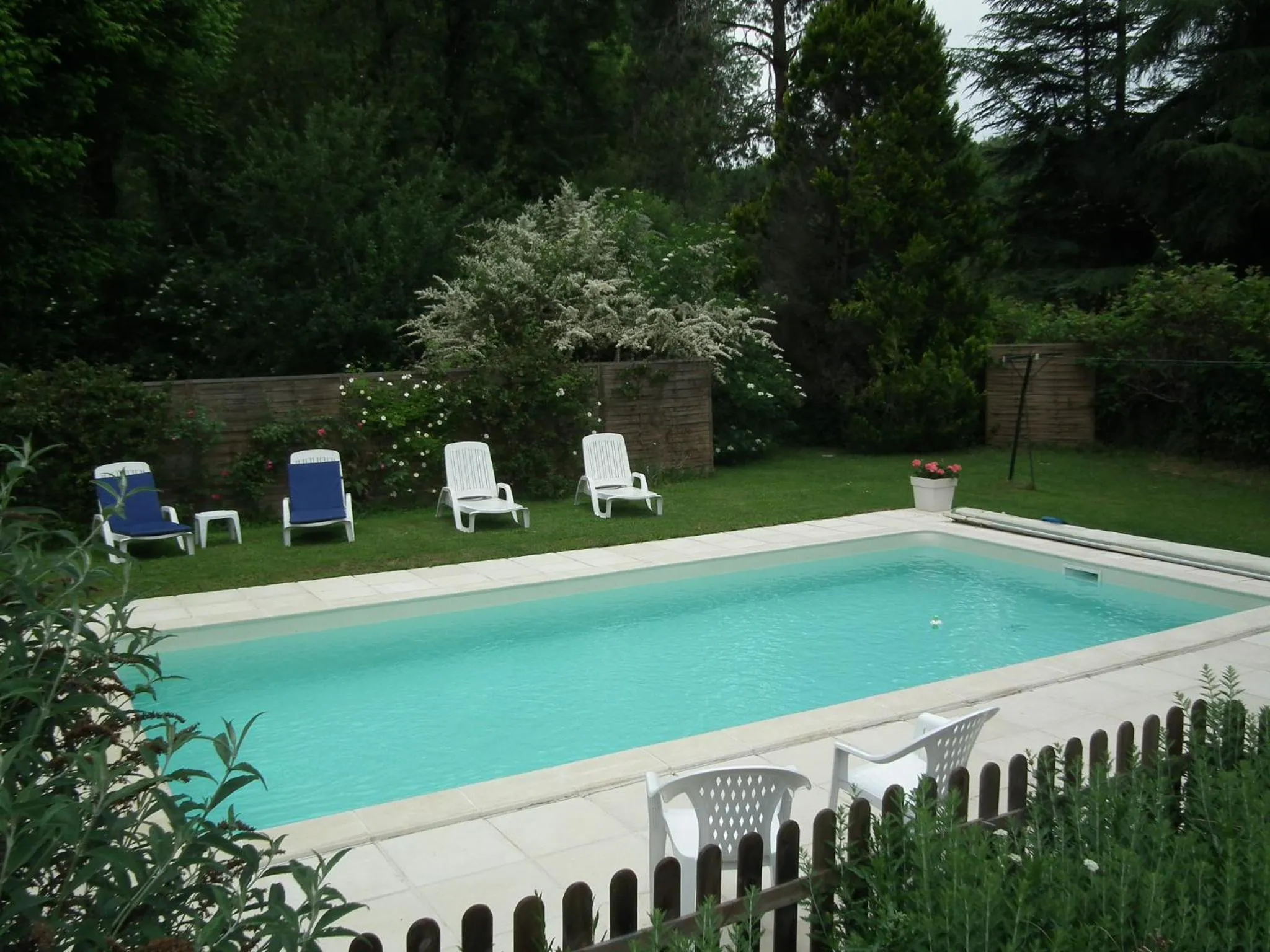 Swimming pool in Maison de Fortitude Chambres d'hotes